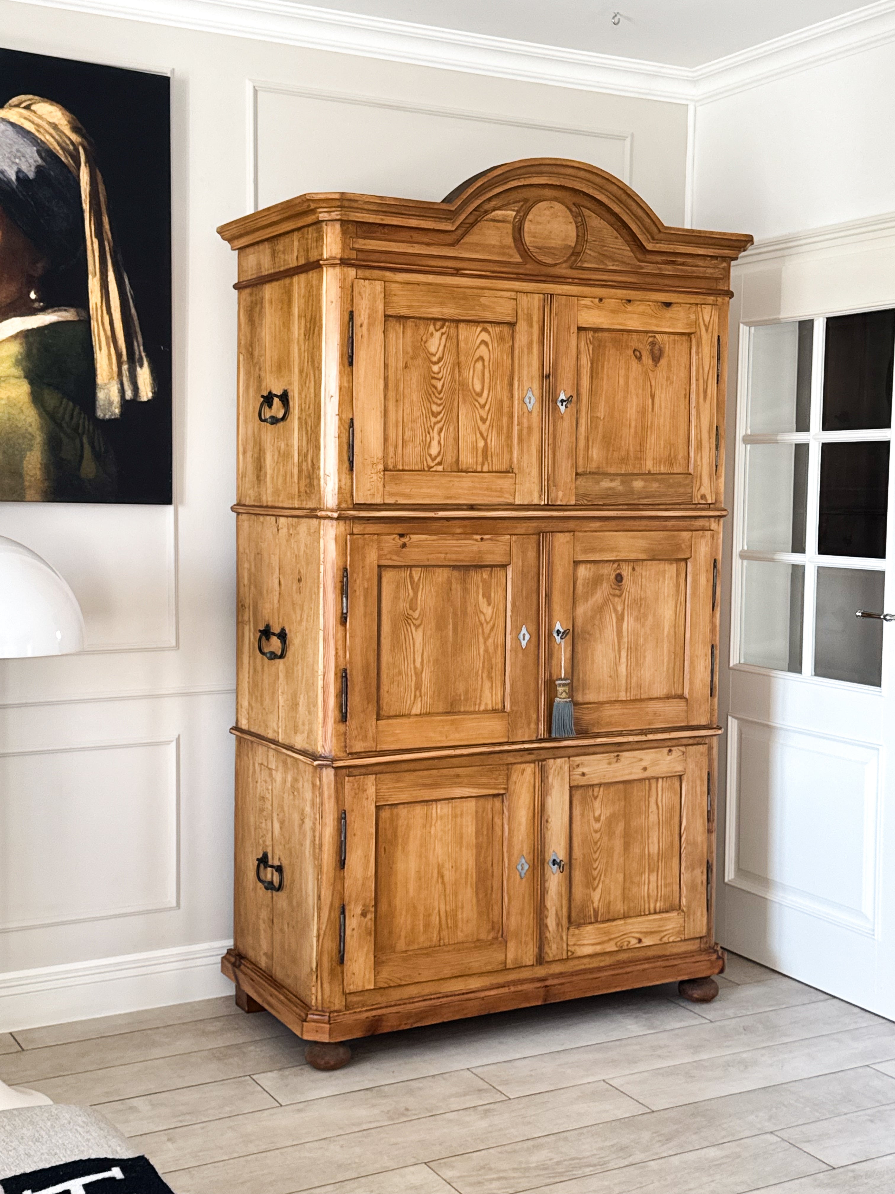 ANTIKER BRANDSCHRANK AUS WEICHHOLZ UM 1820