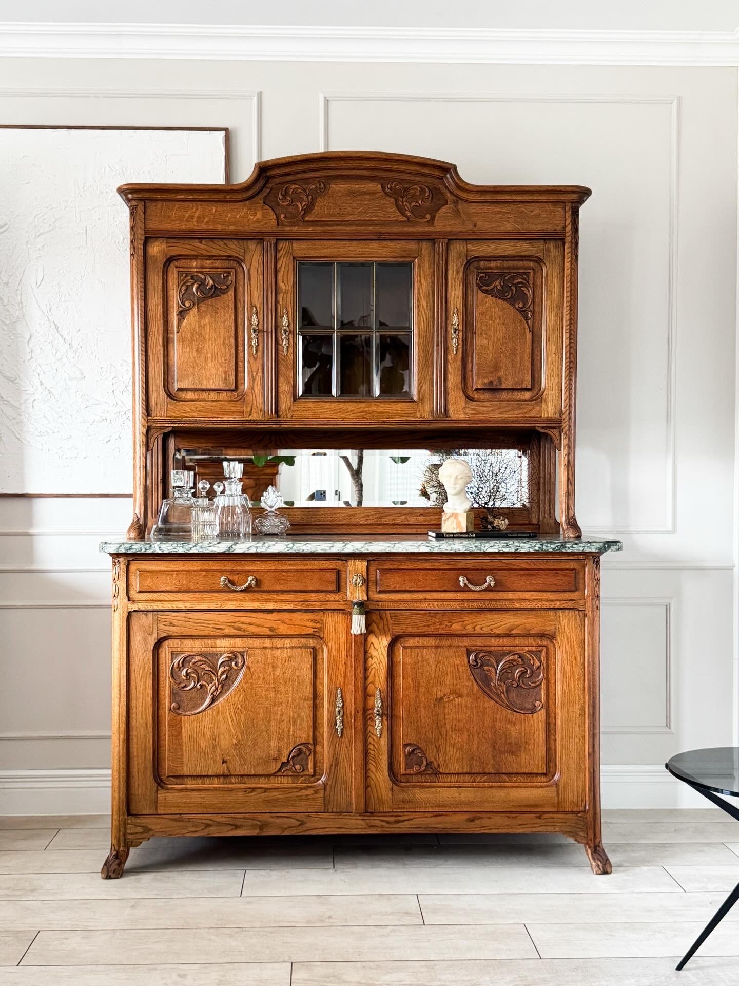 ANTIKER FRANZÖSISCHER BUFFETSCHRANK MIT MARMORPLATTE