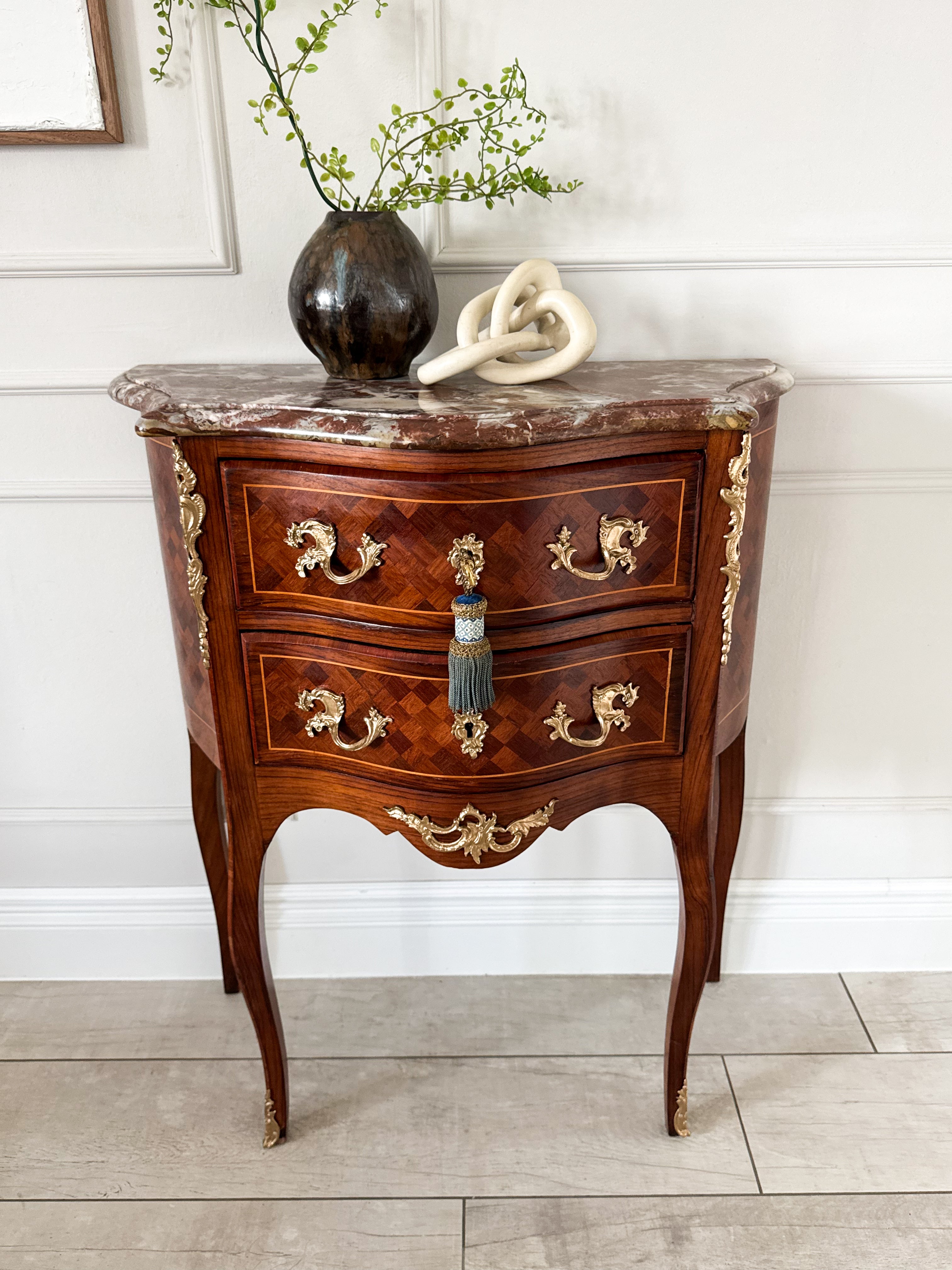 ANTIKE FRANZÖSISCHE KOMMODE MIT MARMORPLATTE INTARSIERT