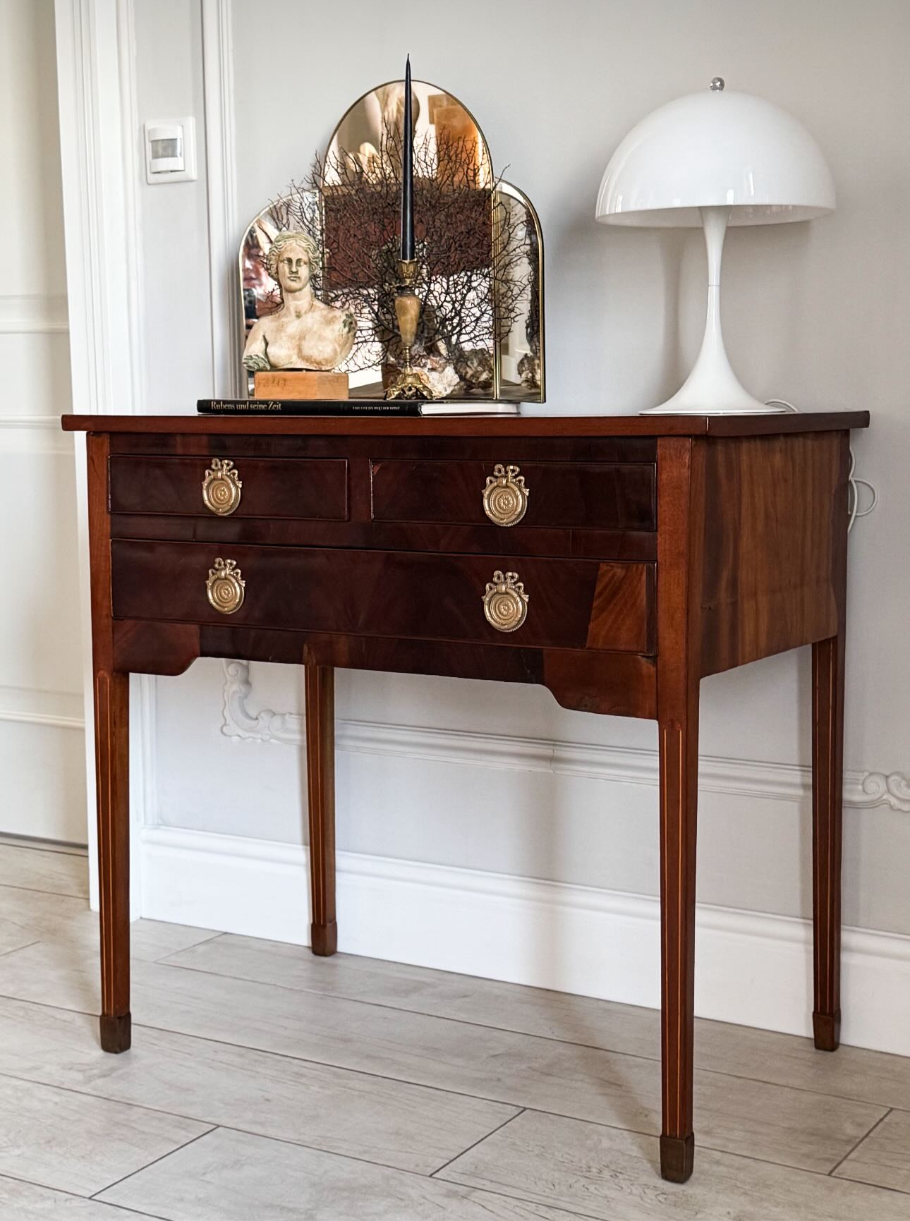 ELEGANT ANTIQUE MAHOGANY CONSOLE TABLE