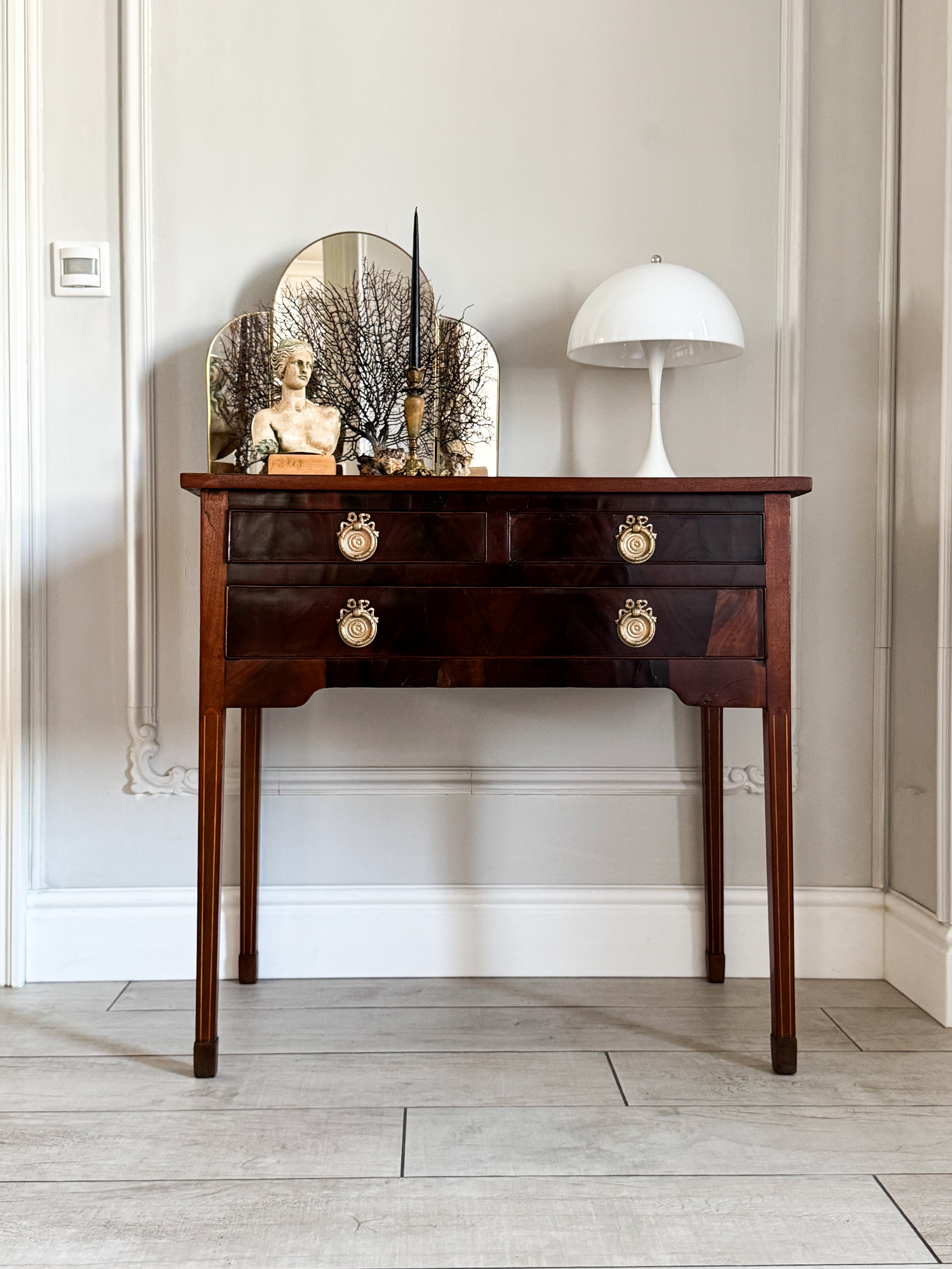 ELEGANT ANTIQUE MAHOGANY CONSOLE TABLE