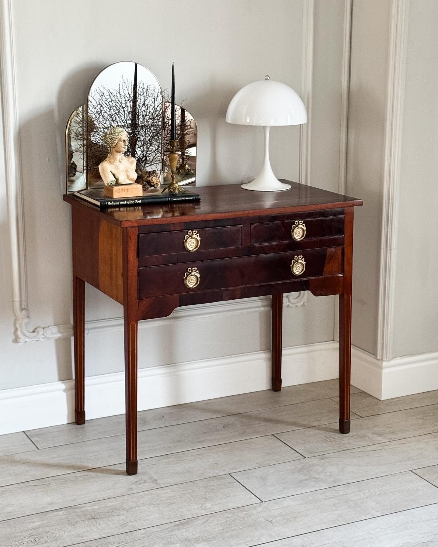 ELEGANT ANTIQUE MAHOGANY CONSOLE TABLE
