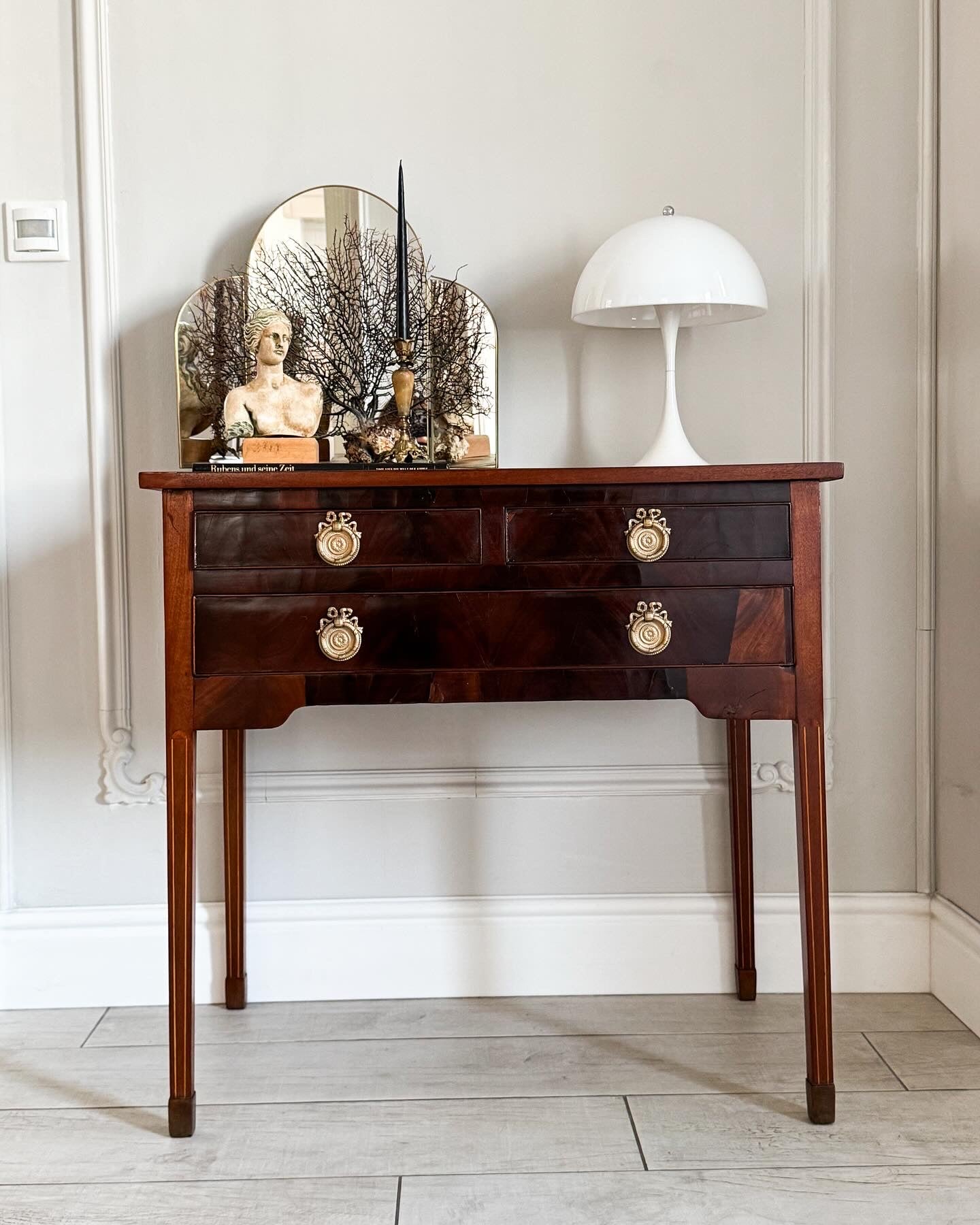 ELEGANT ANTIQUE MAHOGANY CONSOLE TABLE