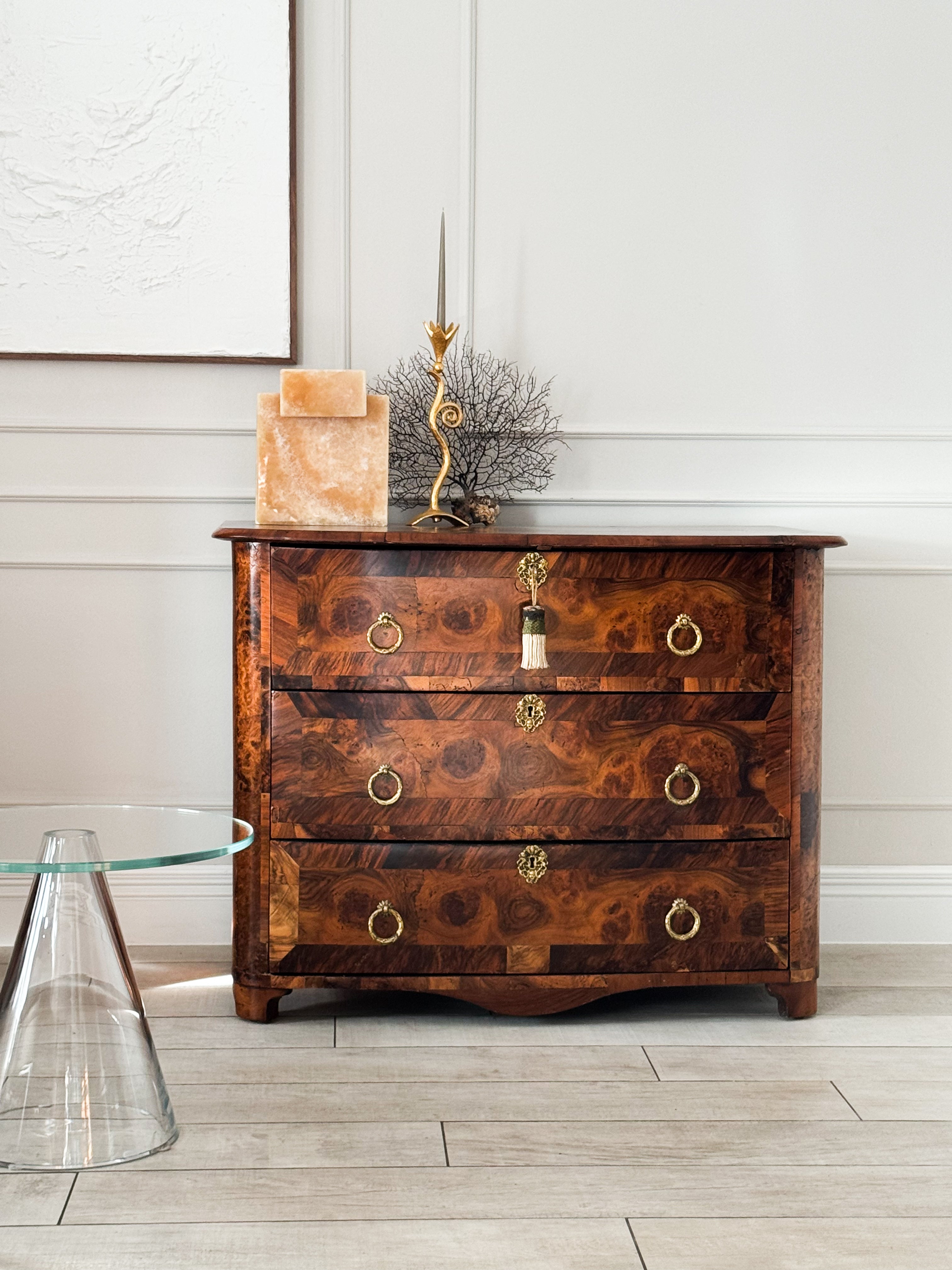 Hochwertige Barock Kommode – edles Holz mit feiner Intarsienarbeit