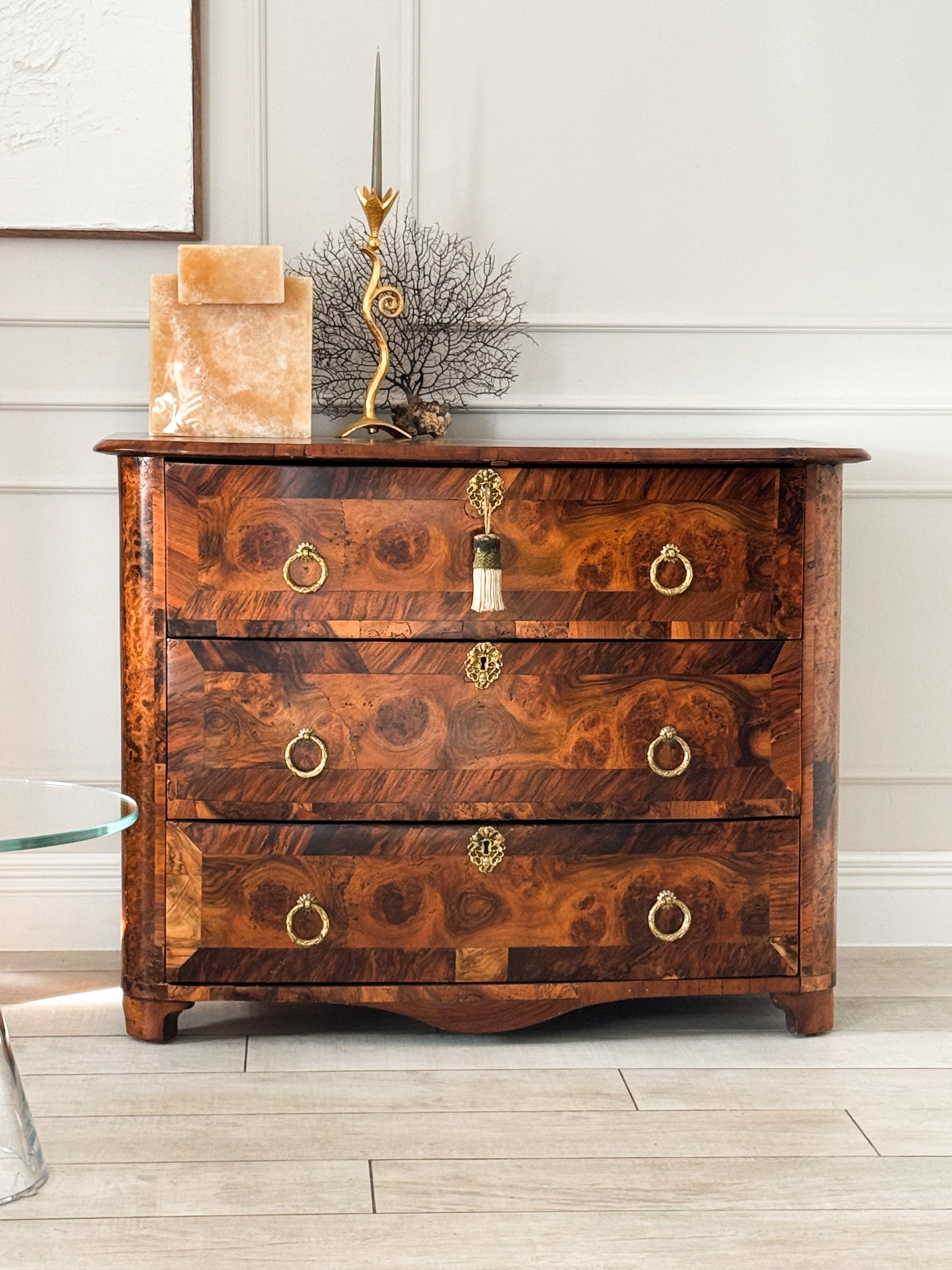 Barock Kommode mit detailreichen Intarsienmustern