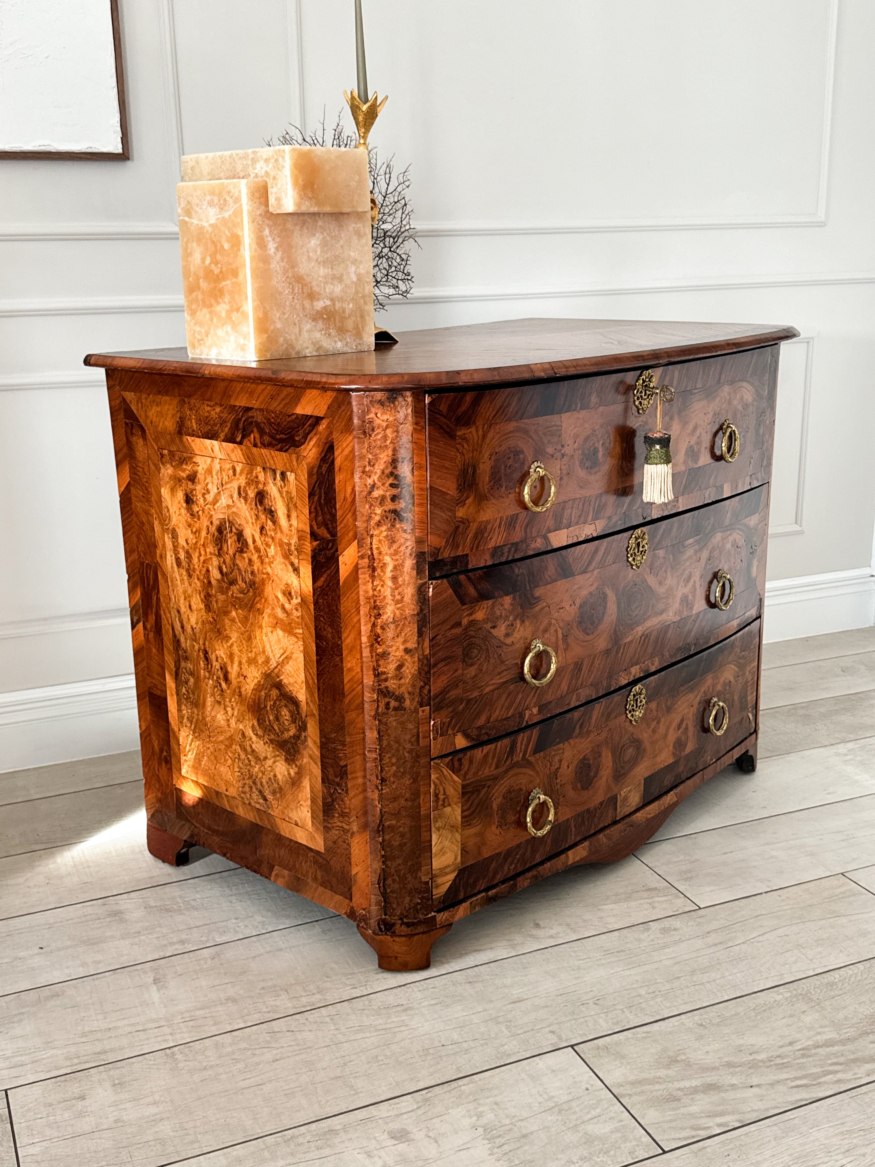 Barock Kommode mit Intarsien aus Edelholz – stilvolle Eleganz