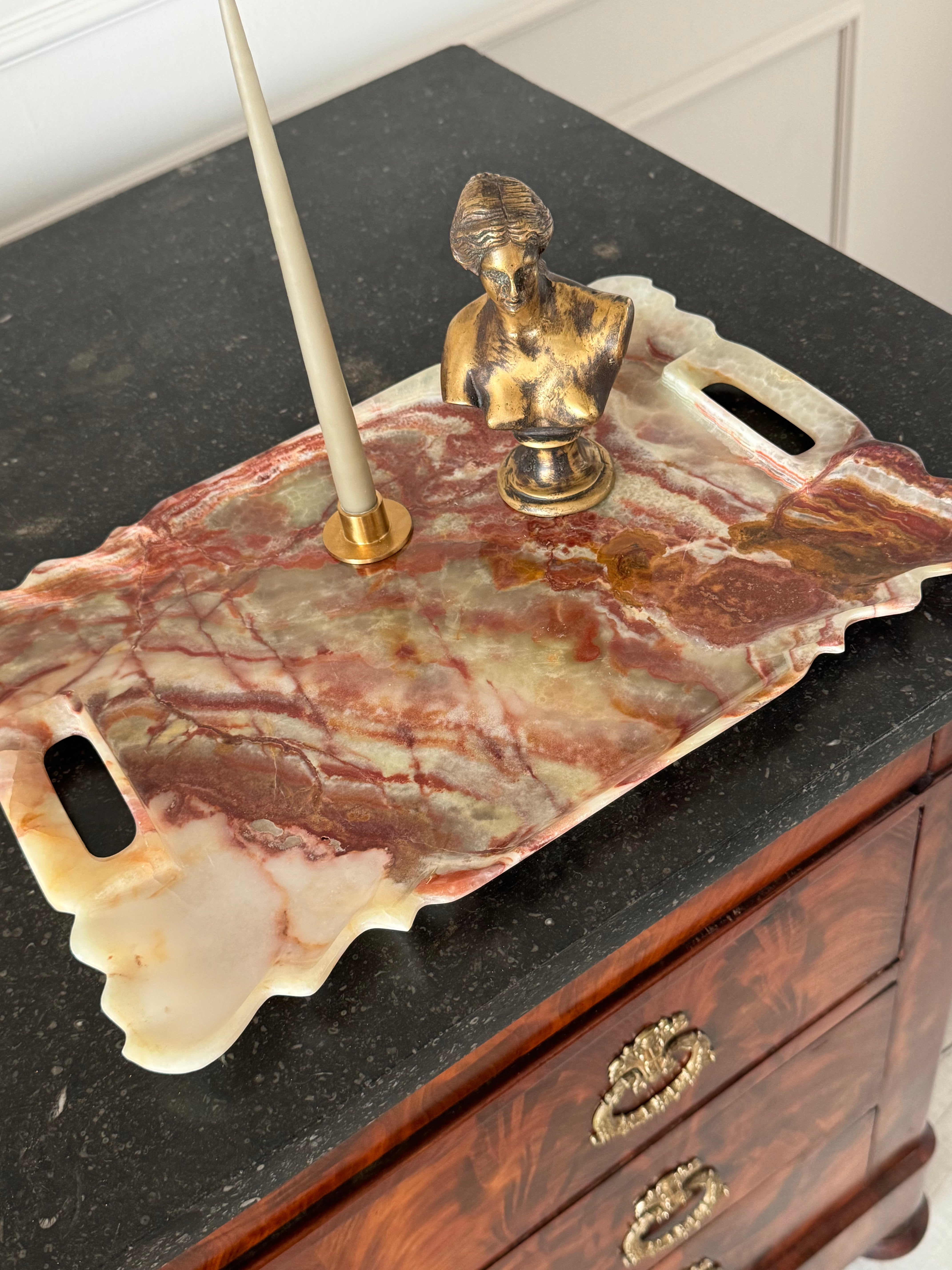 Elegantes Serviertablett aus Naturstein mit natürlicher Maserung