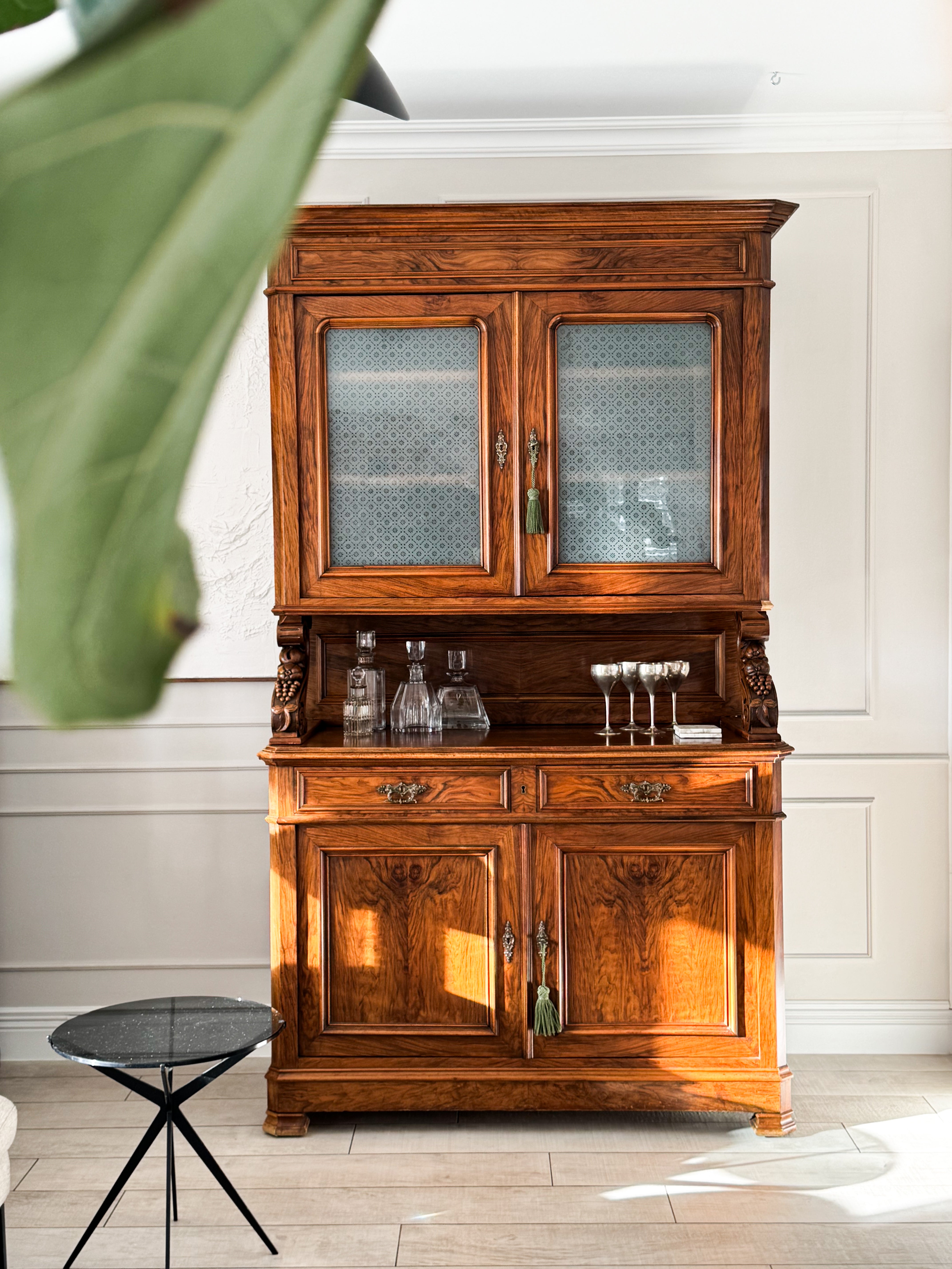 ANTIKER FRANZÖSISCHER BUFFETSCHRANK AUS NUSSBAUM