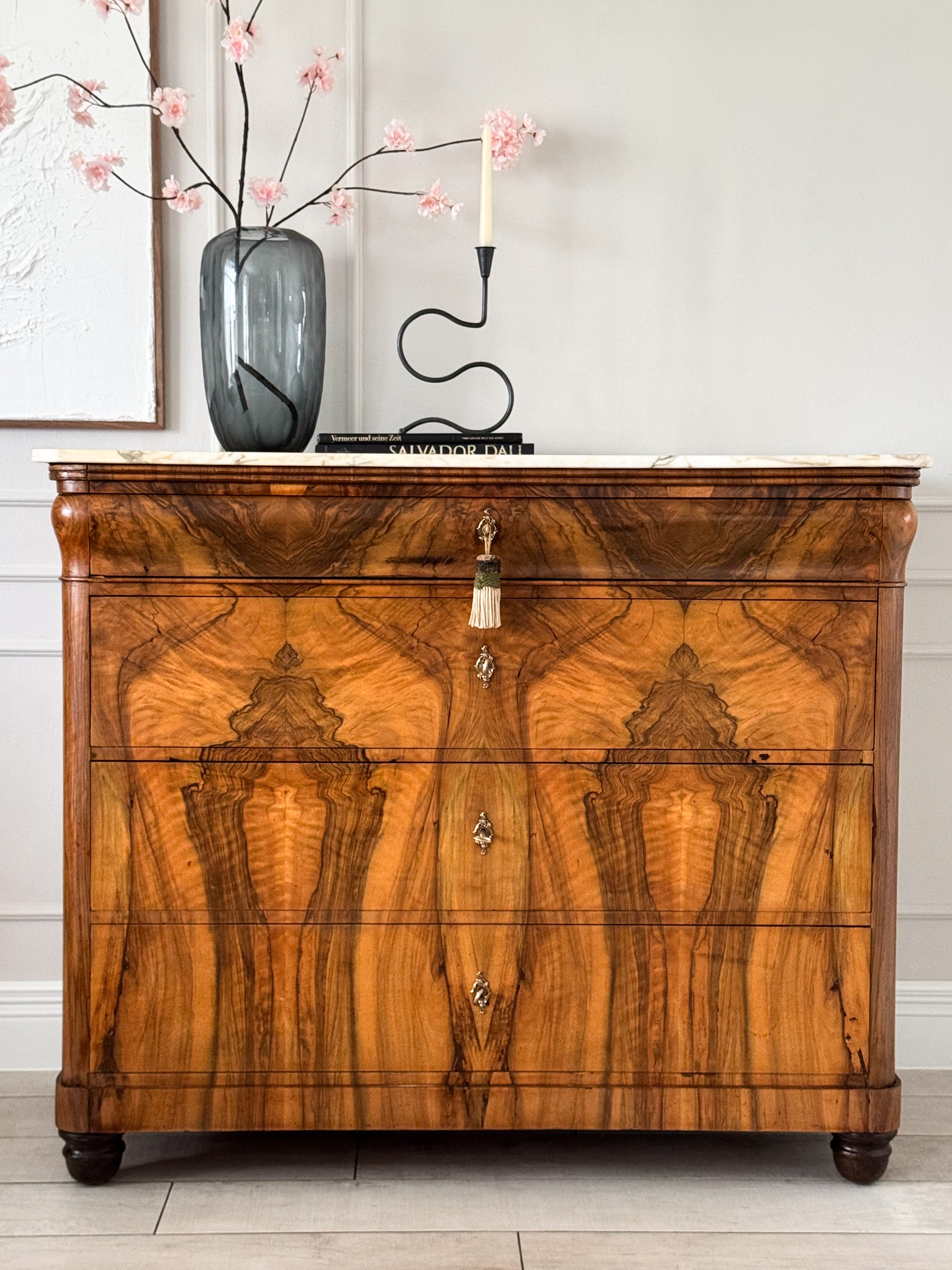 ANTIKE BIEDERMEIER KOMMODE MIT MARMORPLATTE NUSSBAUM SCHÖNE MASERUNG