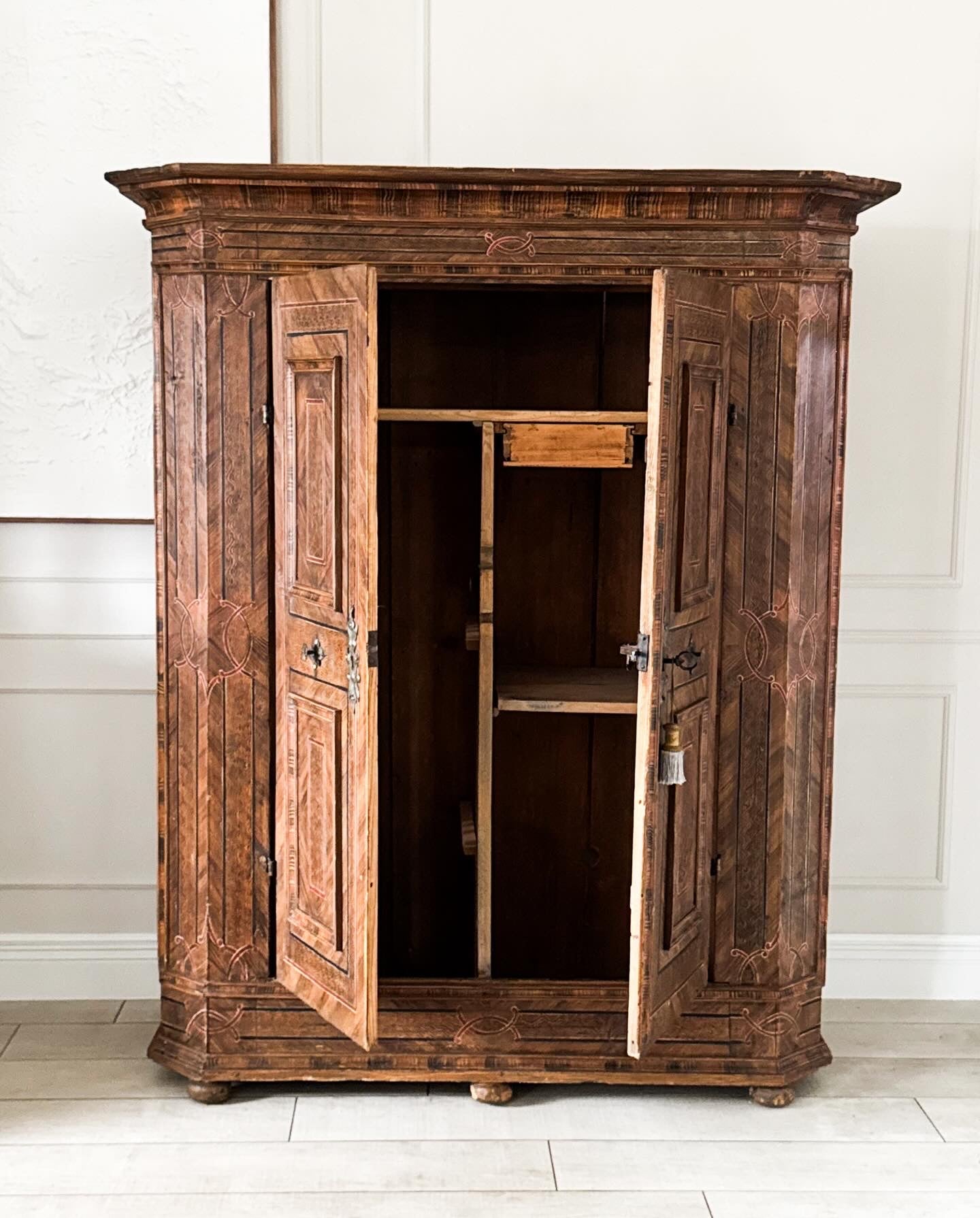 ANTIKER BAUERNSCHRANK AUS DER BAROCKZEIT HANDBEMALT 1780