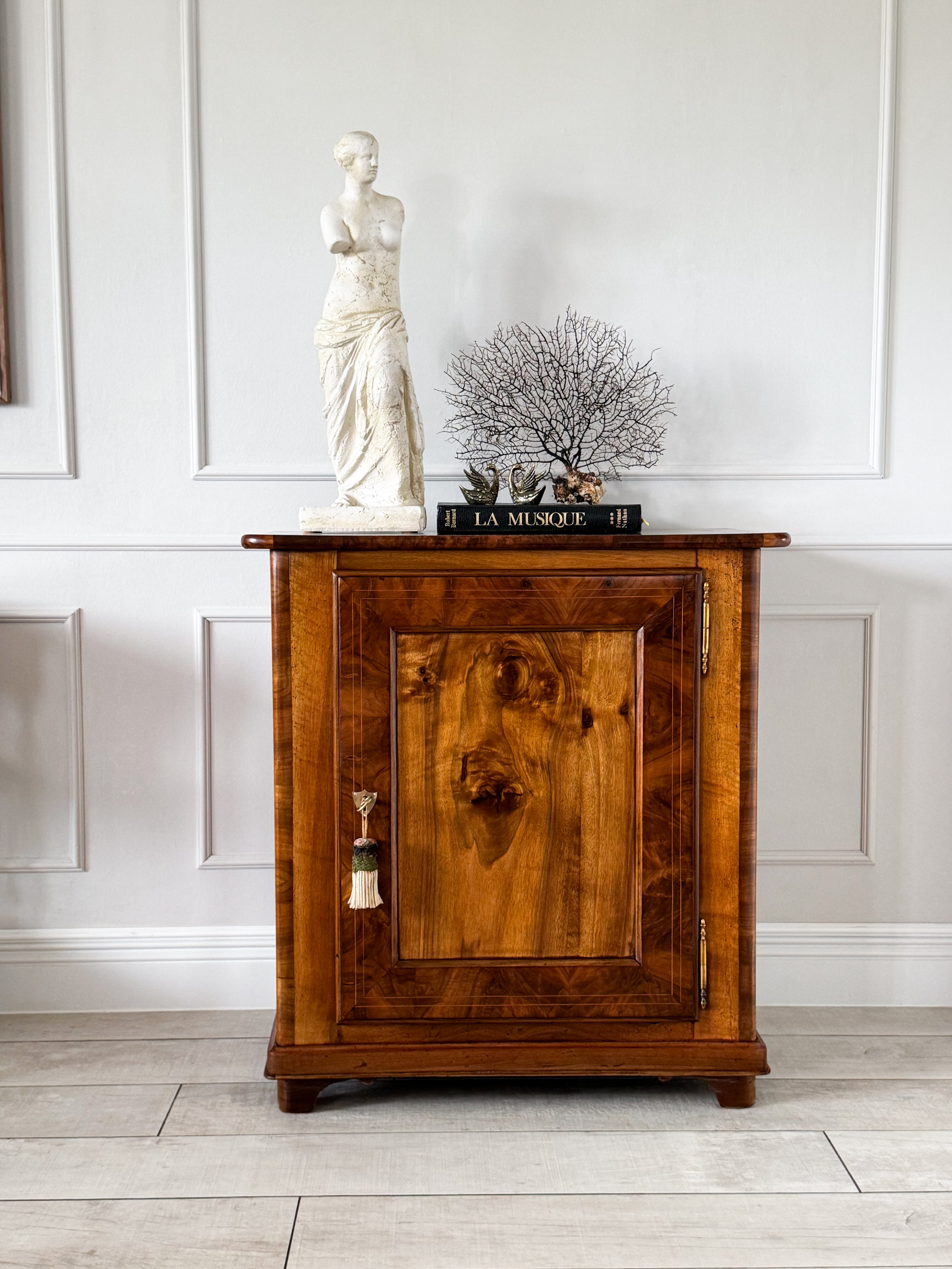 ANTIKER BIEDERMEIER HALBSCHRANK NUSSBAUM VOLLHOLZ