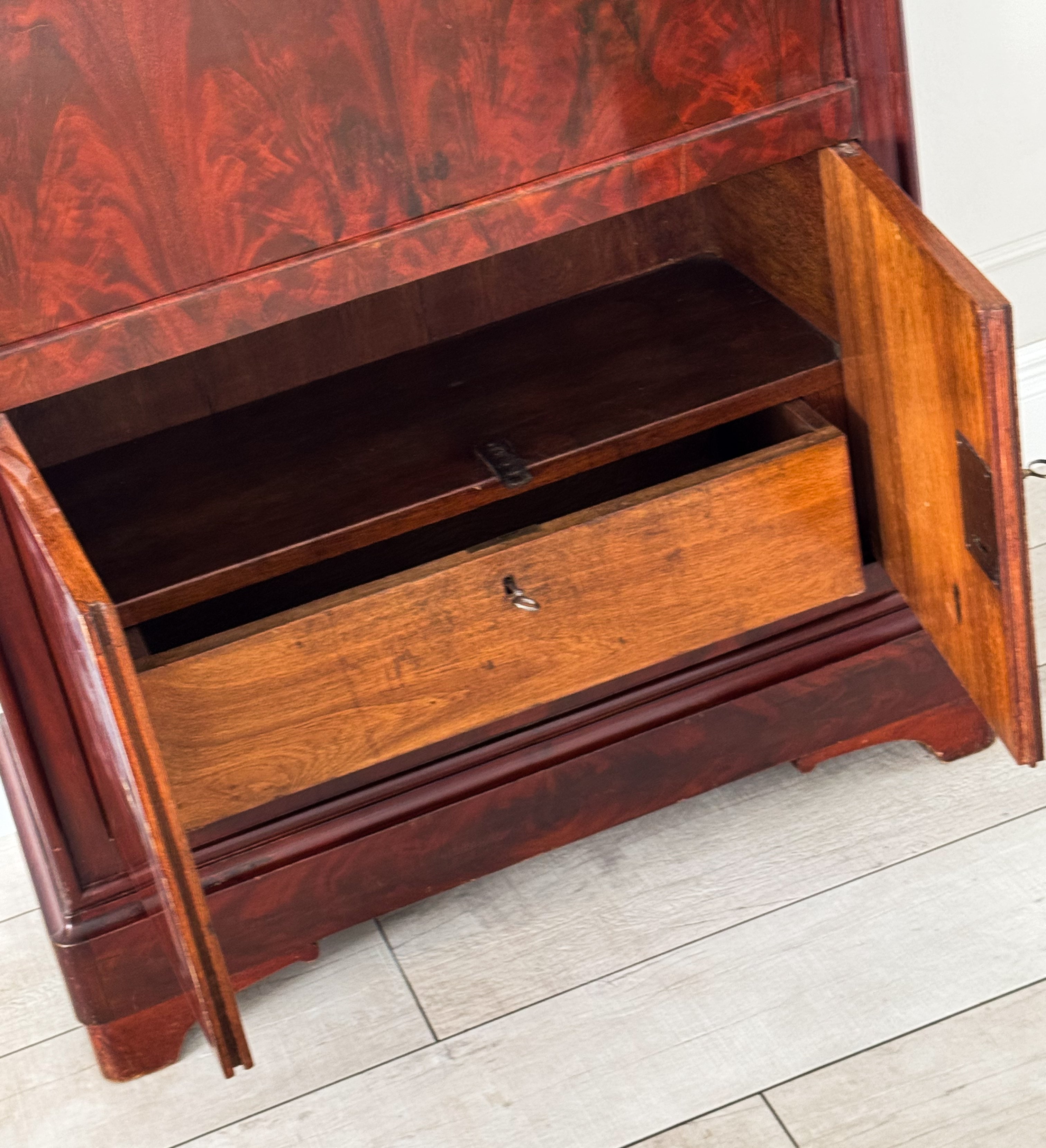 ANTIKER BIEDERMEIER SEKRETÄR AUS MAHAGONIHOLZ MIT MARMORPLATTE