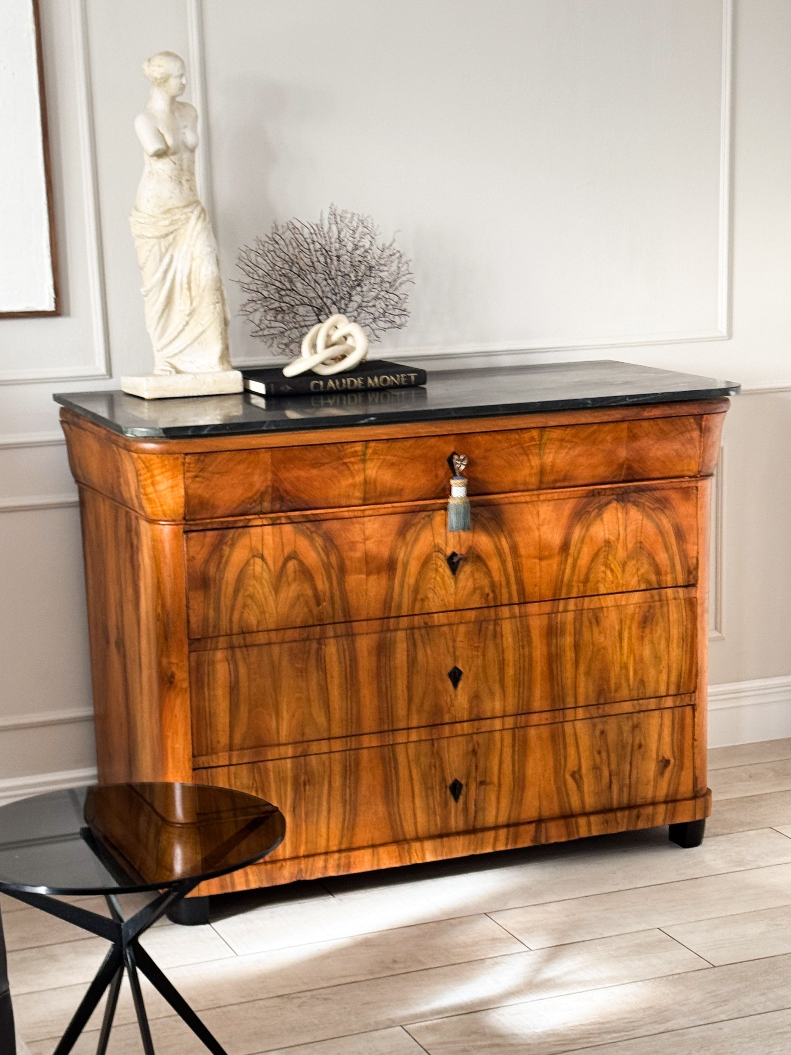 FEINE ANTIKE BIEDERMEIER KOMMODE MIT MARMORPLATTE NUSSBAUM