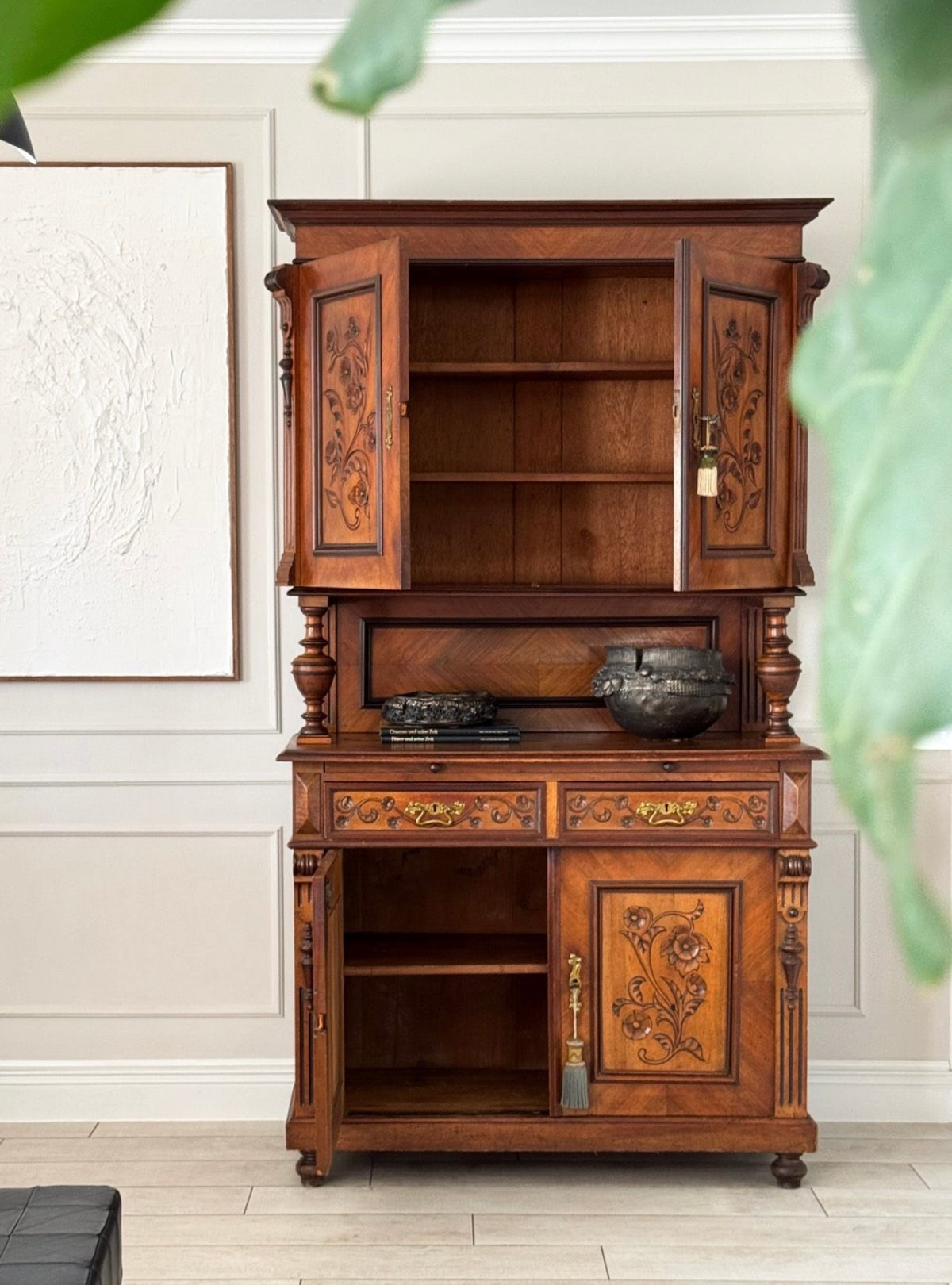 ANTIKER JUGENDSTIL BUFFETSCHRANK IN NUSSBAUM