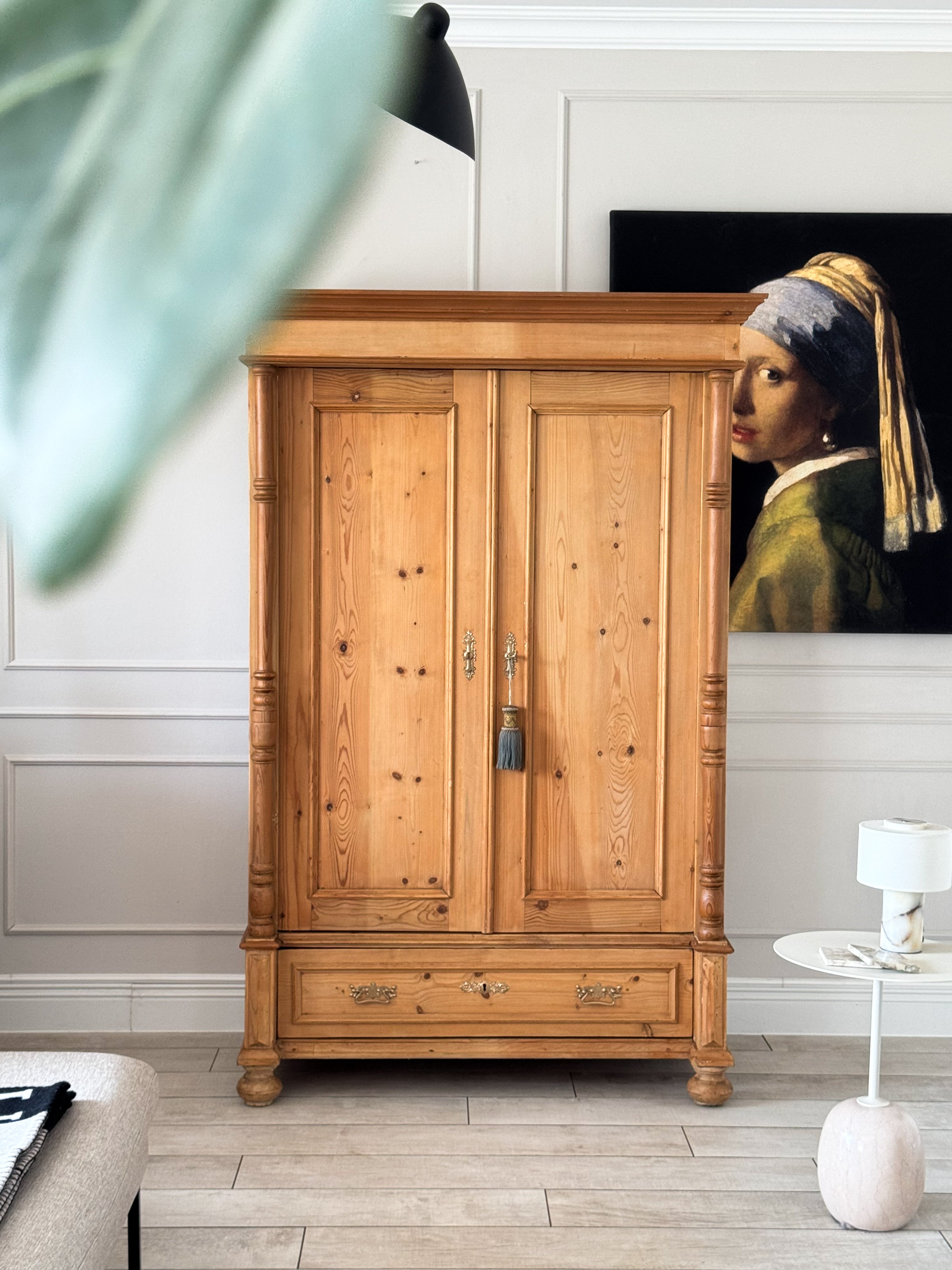 ELEGANTER ANTIKER WEICHHOLZSCHRANK UM 1900