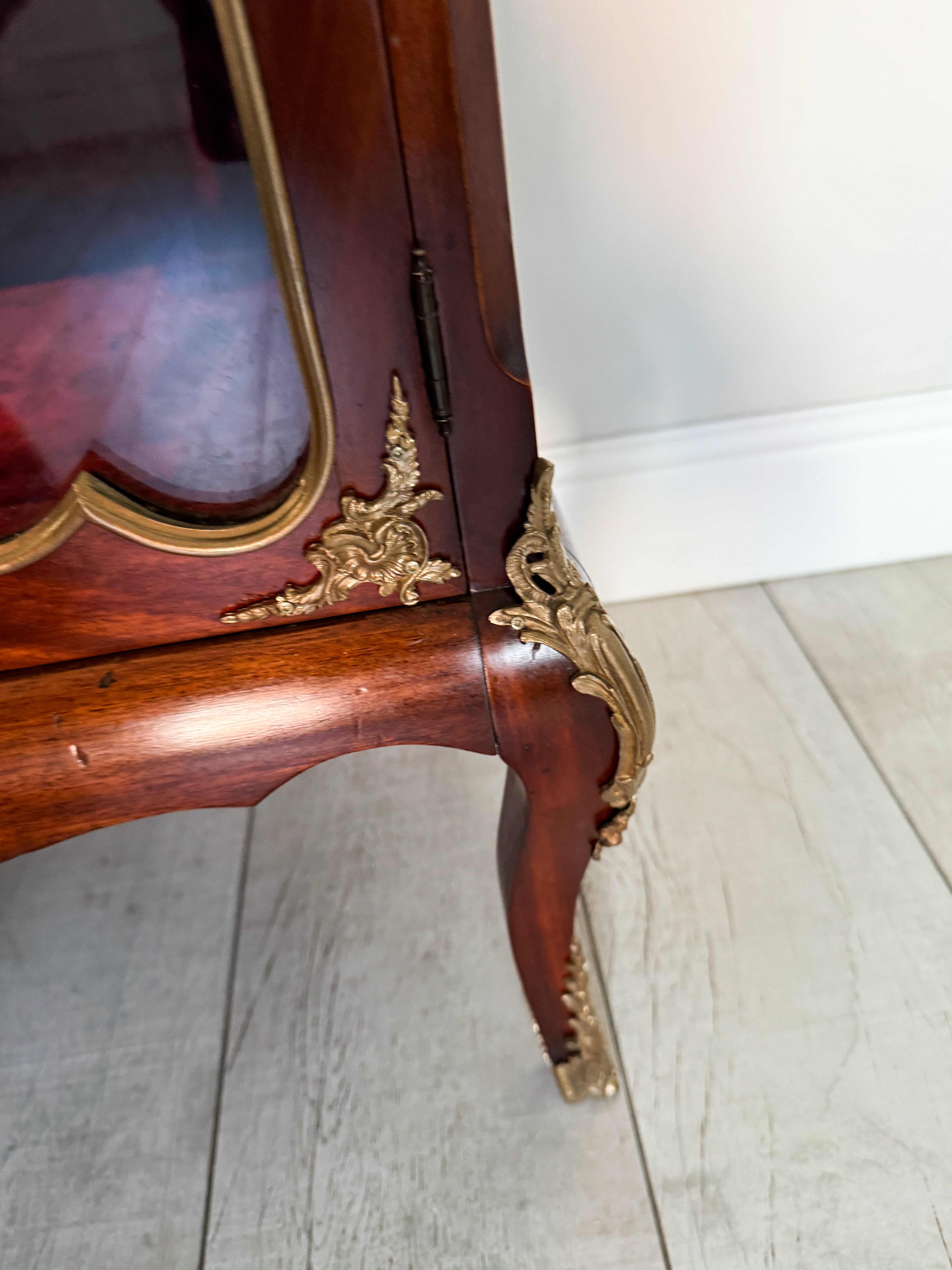 ANTIKER FRANZÖSISCHER VITRINENSCHRANK MIT MARMORPLATTE