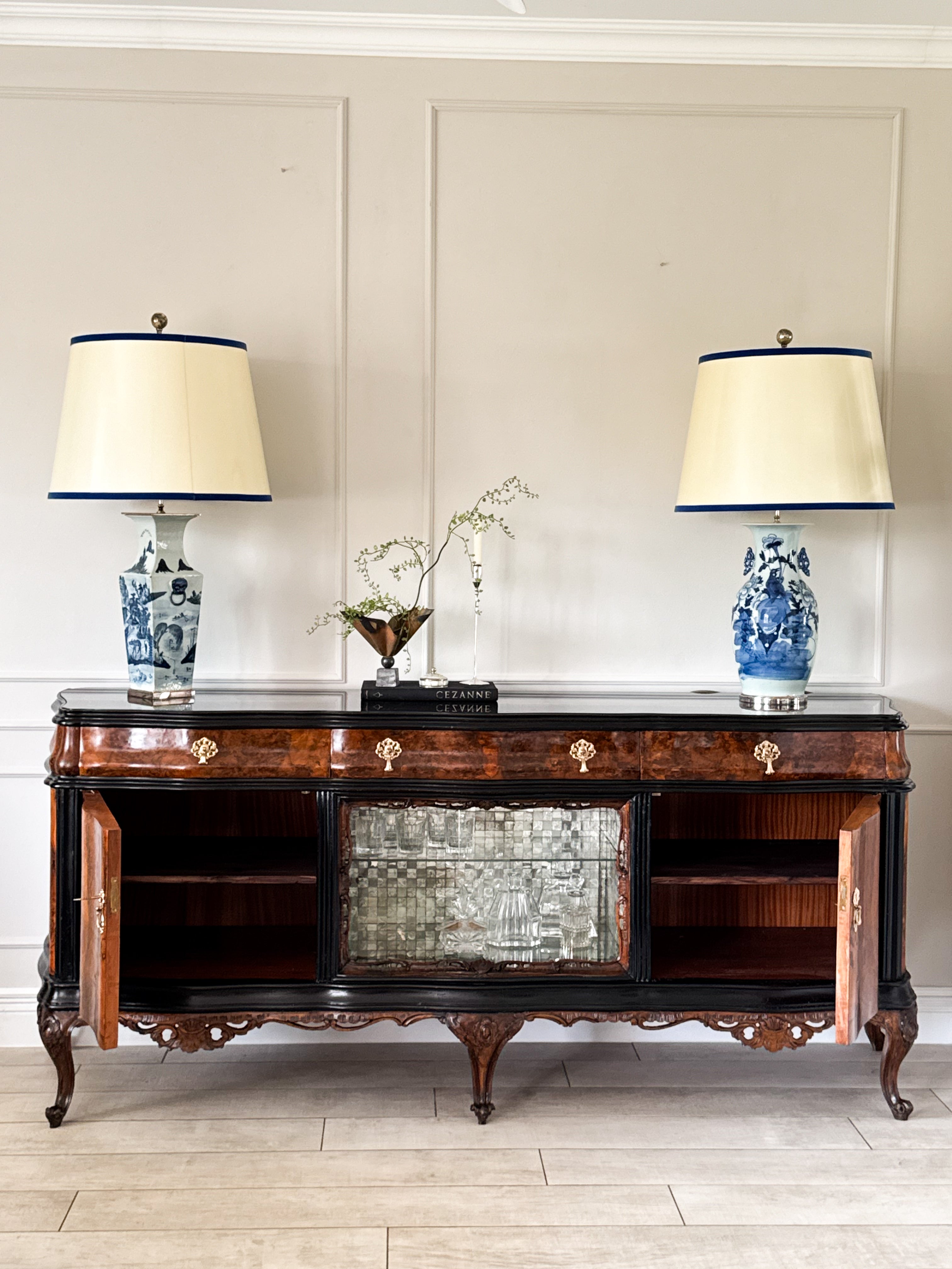 AUSGEFALLENES ANTIKES SIDEBOARD MIT BAR
