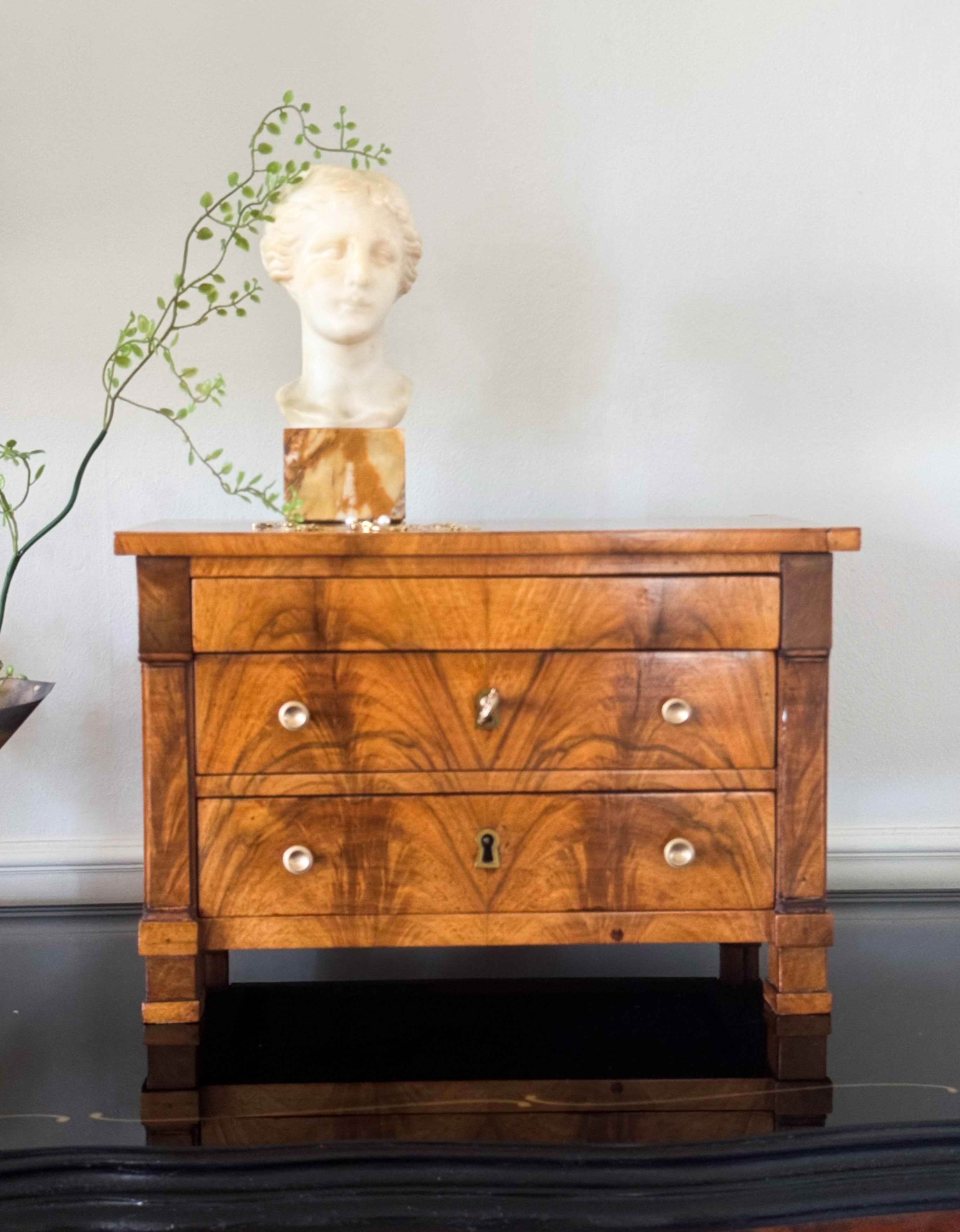 ANTIKE BIEDERMEIER MODELLKOMMODE MINIATURKOMMODE Schmuckstück