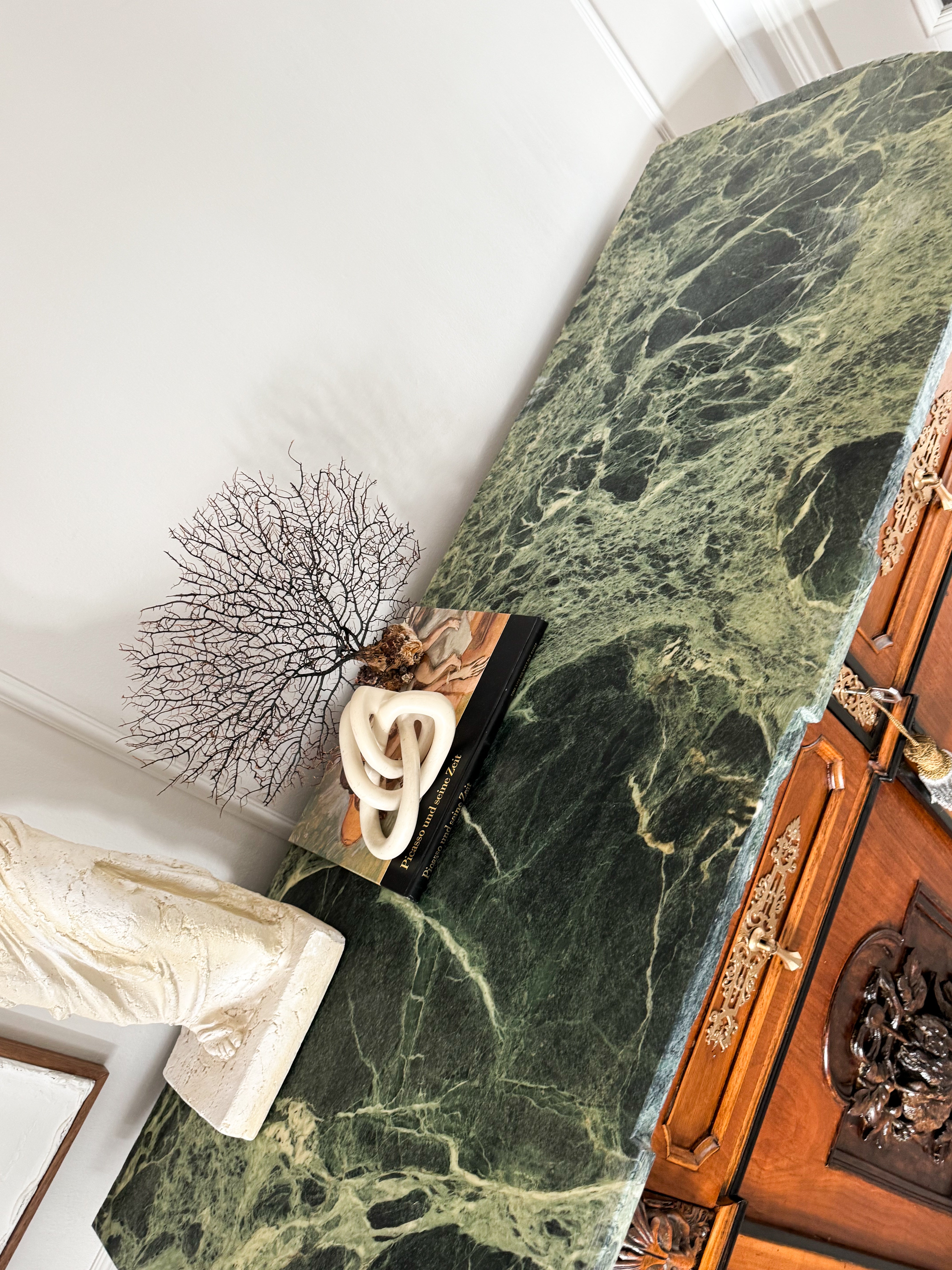 AUSGEFALLENE ANTIKE ANRICHTE MIT MARMORPLATTE