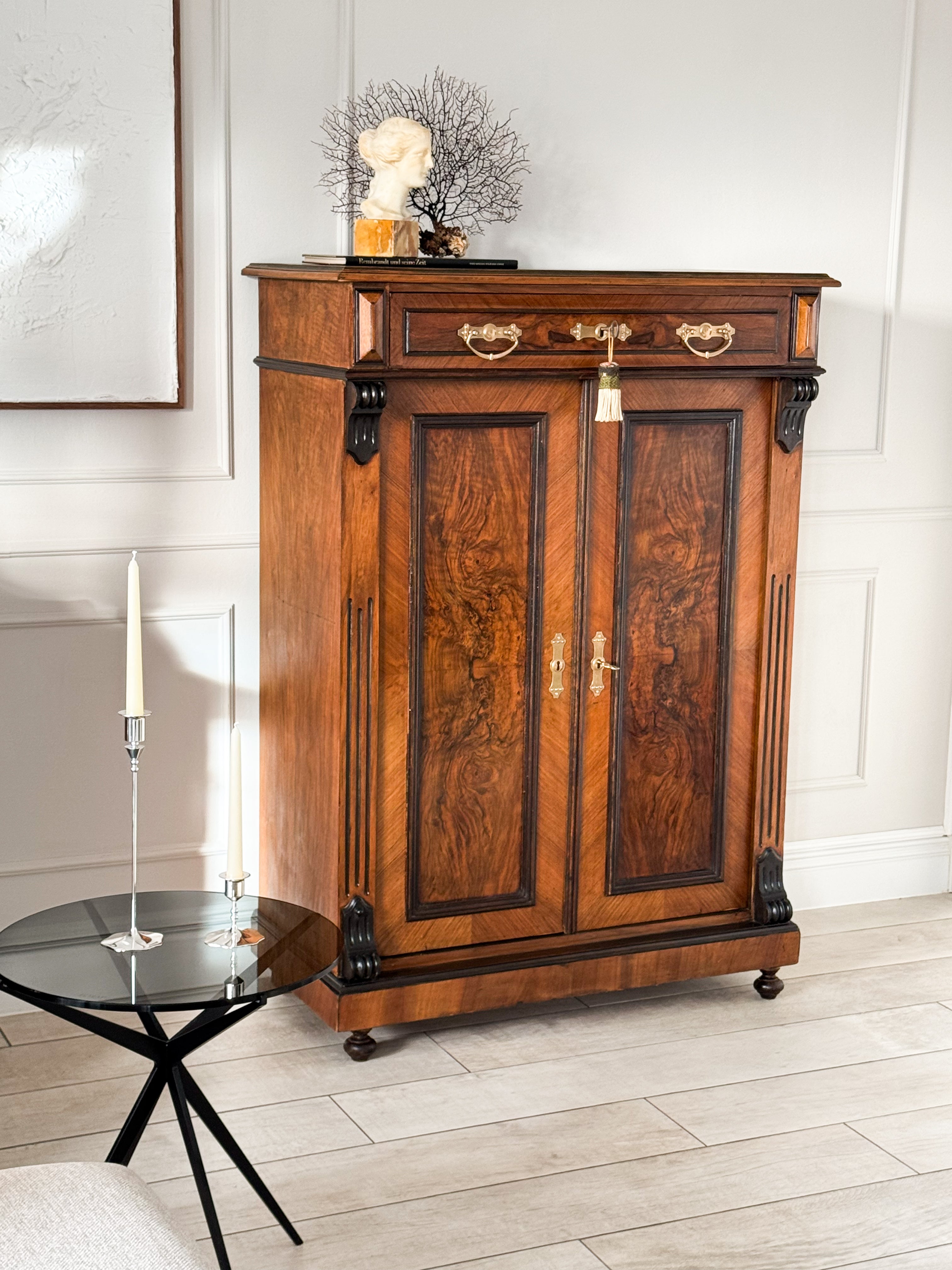 ANTIKER VERTIKOSCHRANK IN NUSSBAUM GRÜNDERZEIT