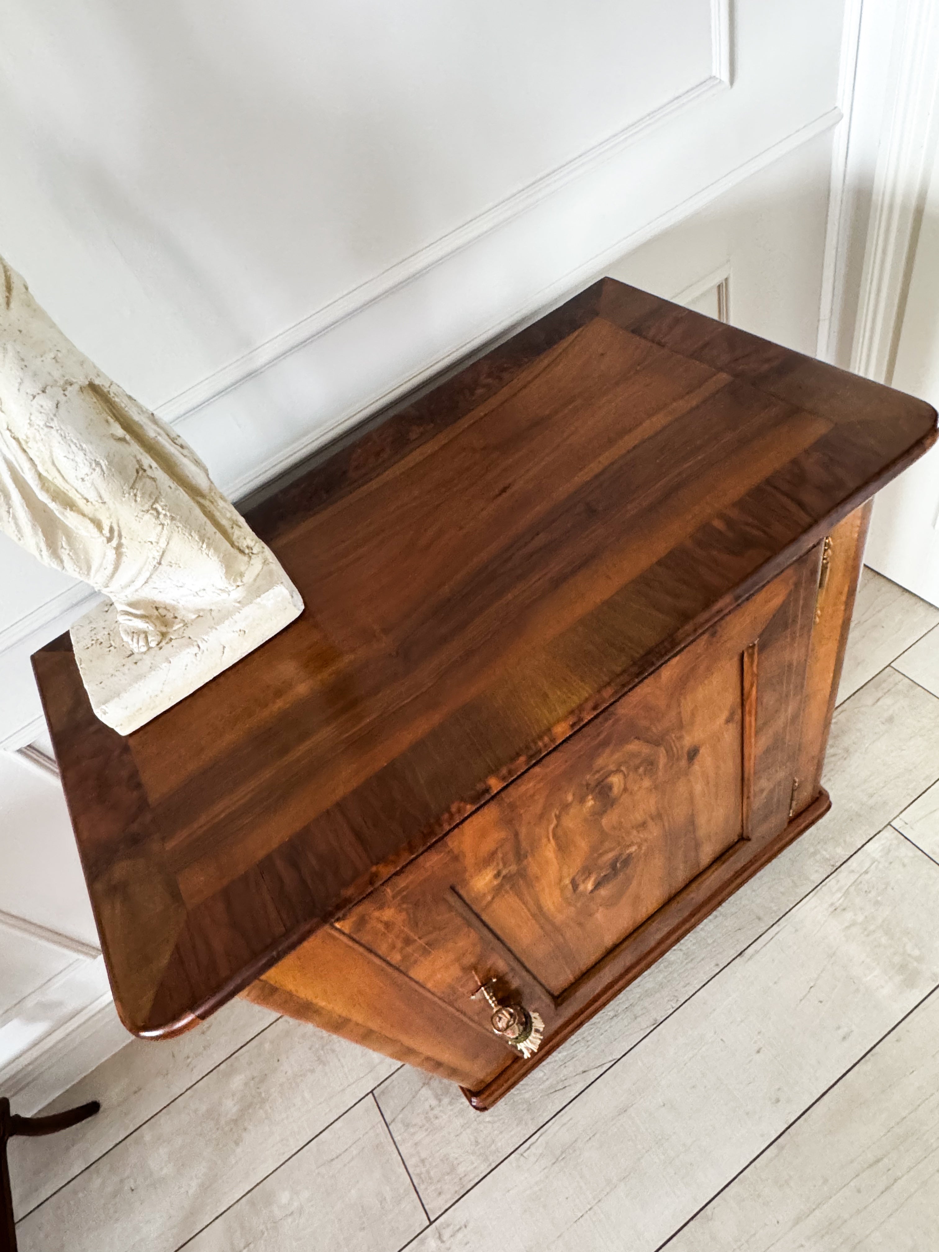 ANTIKER BIEDERMEIER HALBSCHRANK NUSSBAUM VOLLHOLZ