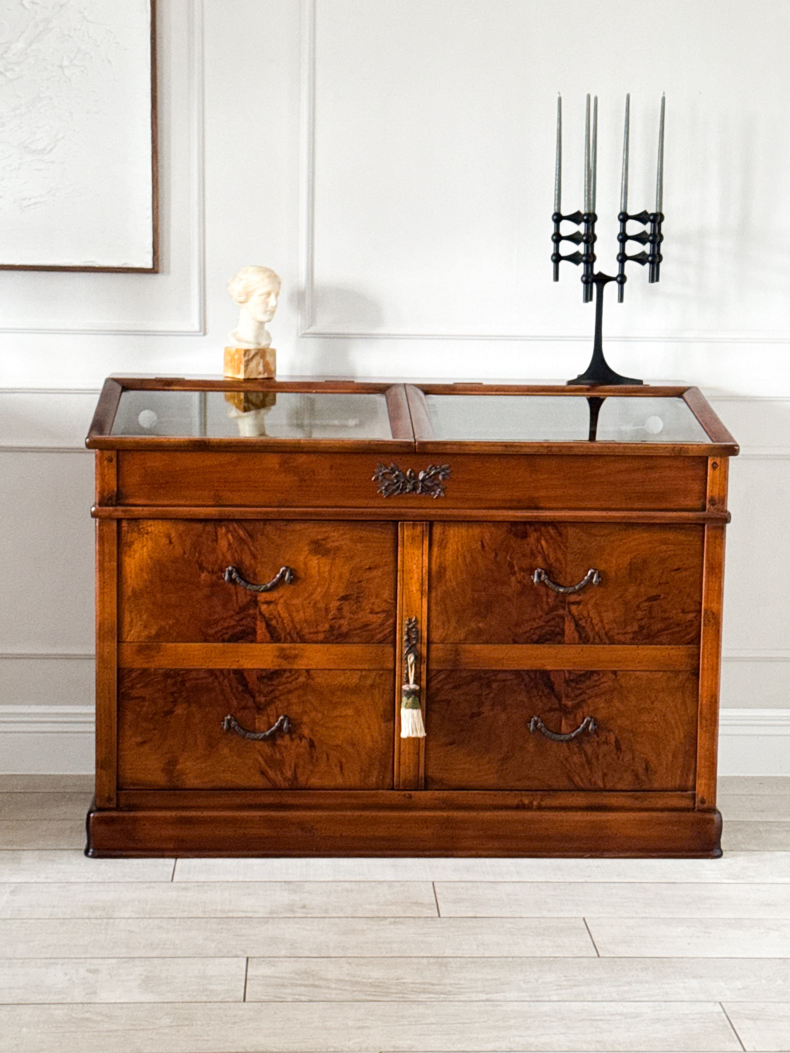 FRANZÖSISCHE VINTAGE KOMMODE MIT VITRINENAUFSATZ IN NUSSBAUM