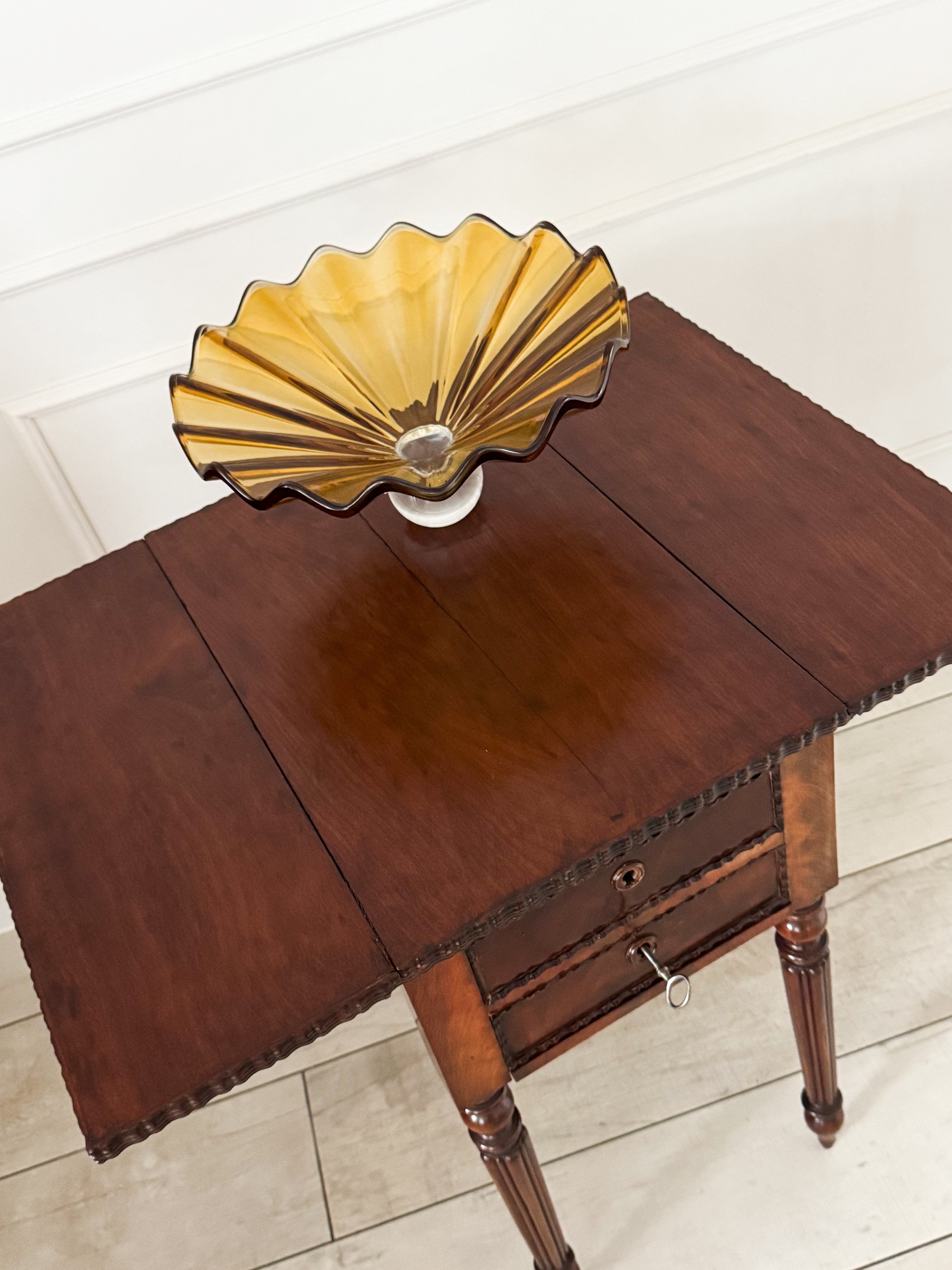 ANTIKER PEMBROKE TABLE MADE OF WALNUT