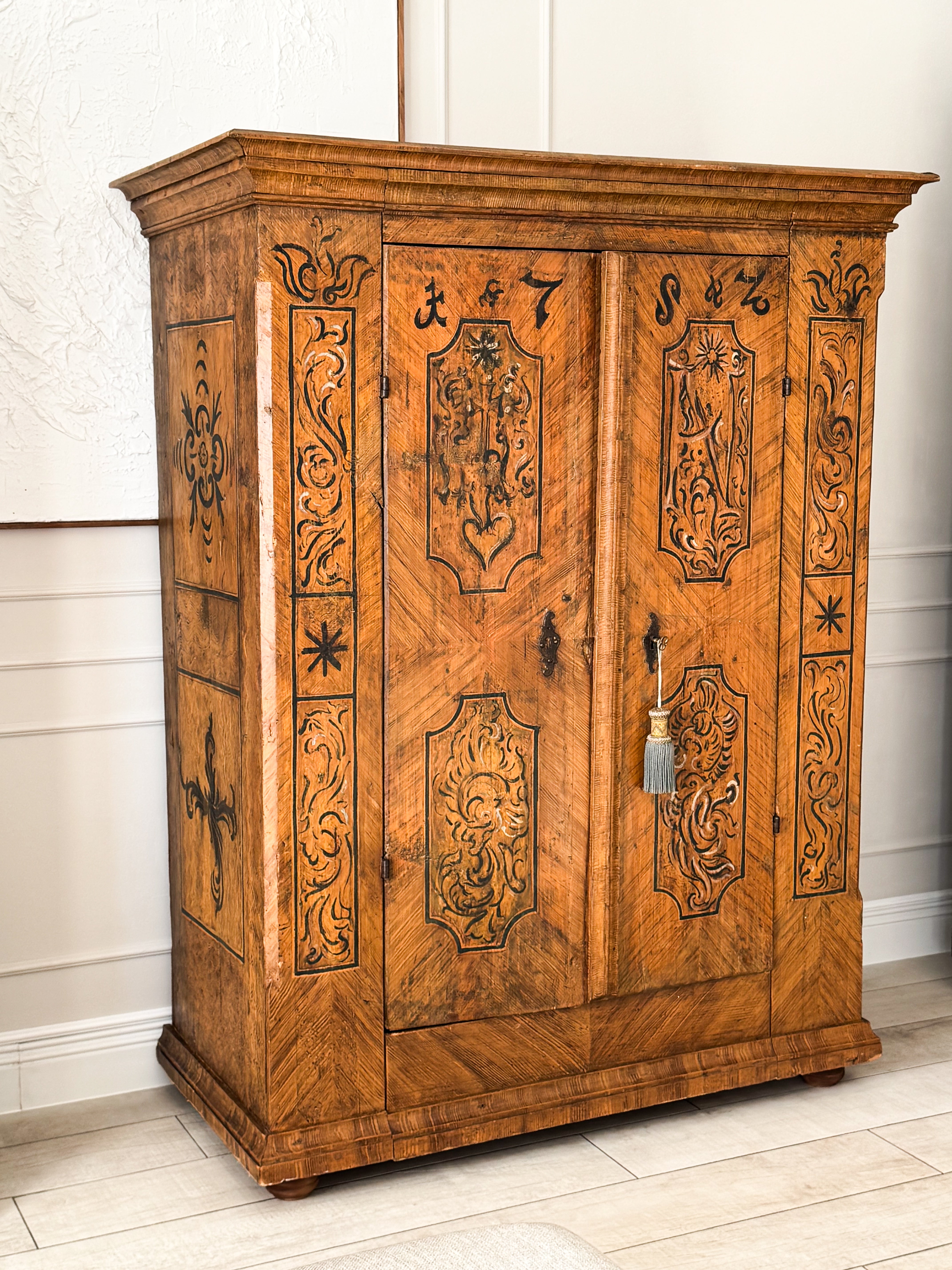 ANTIKER BAUERNSCHRANK AUS DER BAROCKZEIT HANDBEMALT 1782