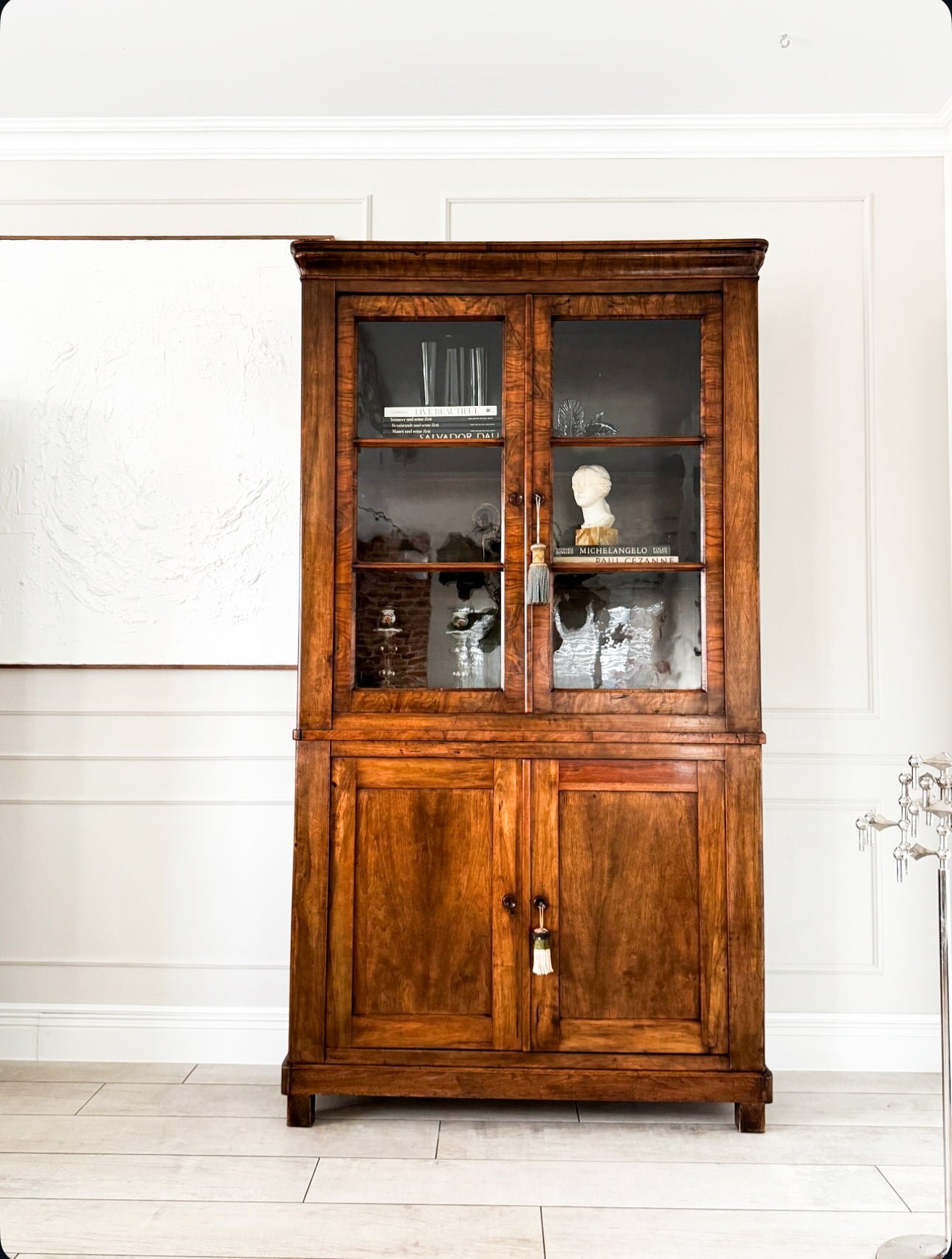 ANTIKER BIEDERMEIER VITRINENSCHRANK BÜCHERSCHRANK NUSSBAUM