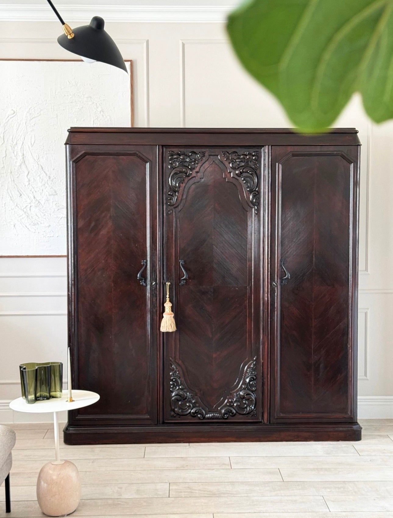 ANTIKER SCHRANK MIT SCHÖNEN DETAILS KLASSISCH UND ELEGANT