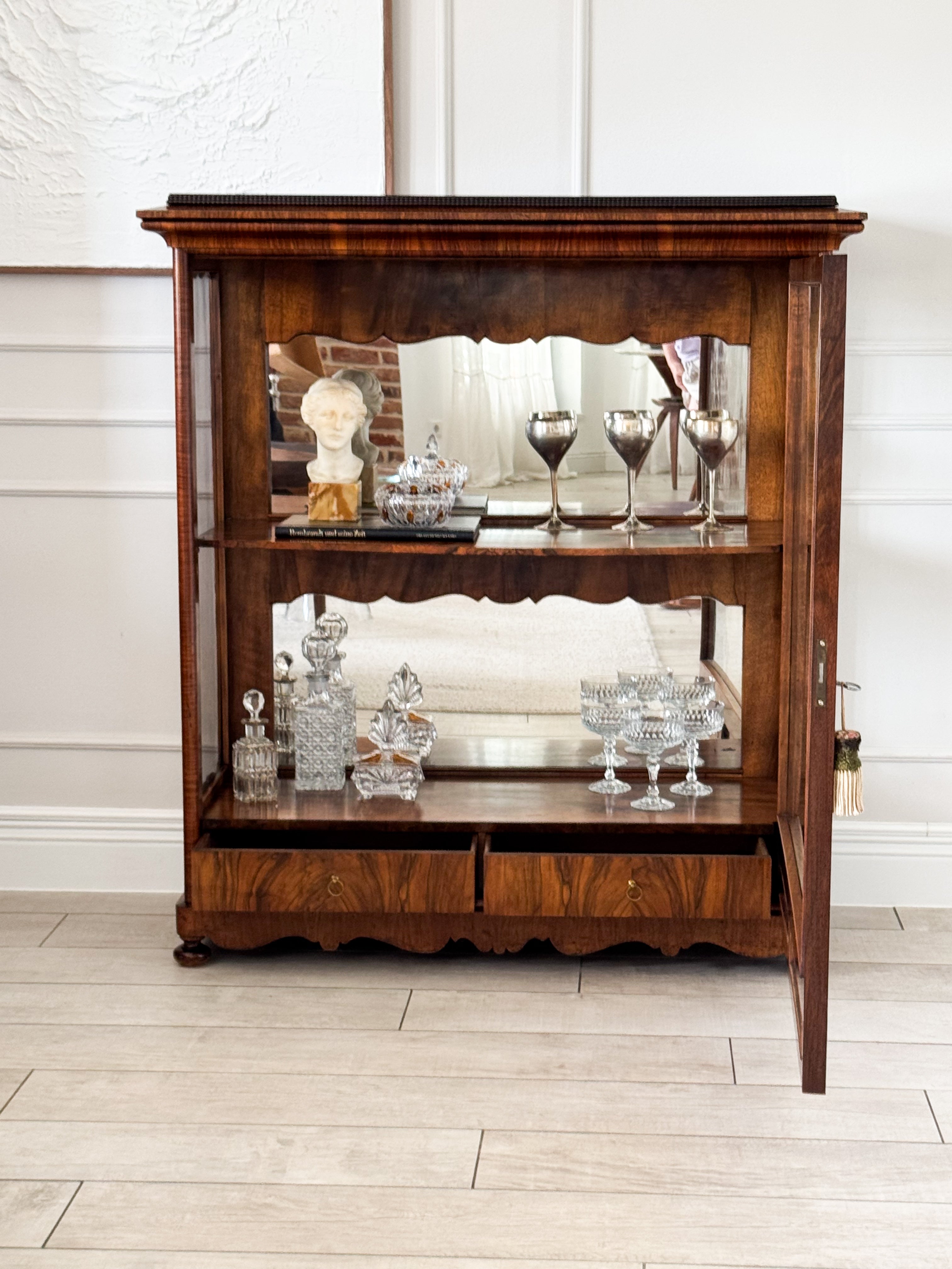 EDLER ANTIQUE BIEDERMEIER DISPLAY CABINET IN WALNUT 