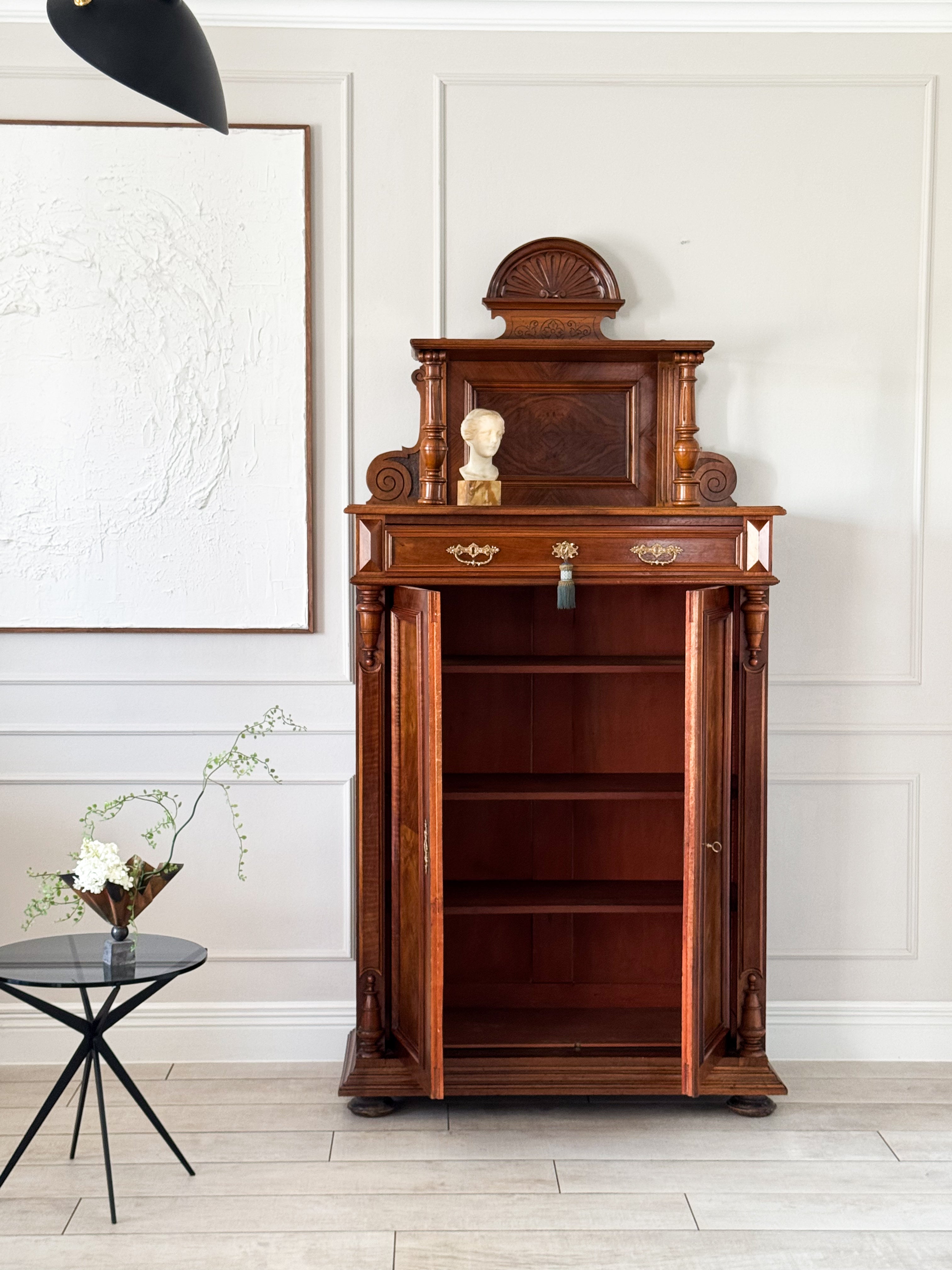 ELEGANTER ANTIKER VERTIKOSCHRANK IN NUSSBAUM GRÜNDERZEIT