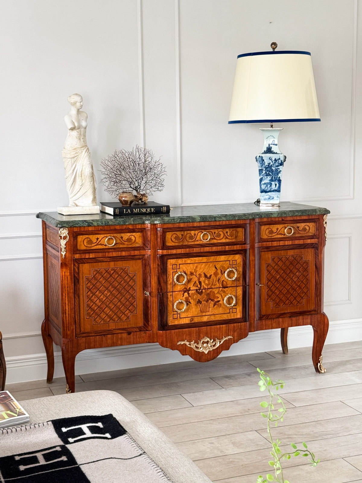 ANTIKES FRANZÖSISCHES SIDEBOARD MIT MARKETERIE UND MARMORPLATTE