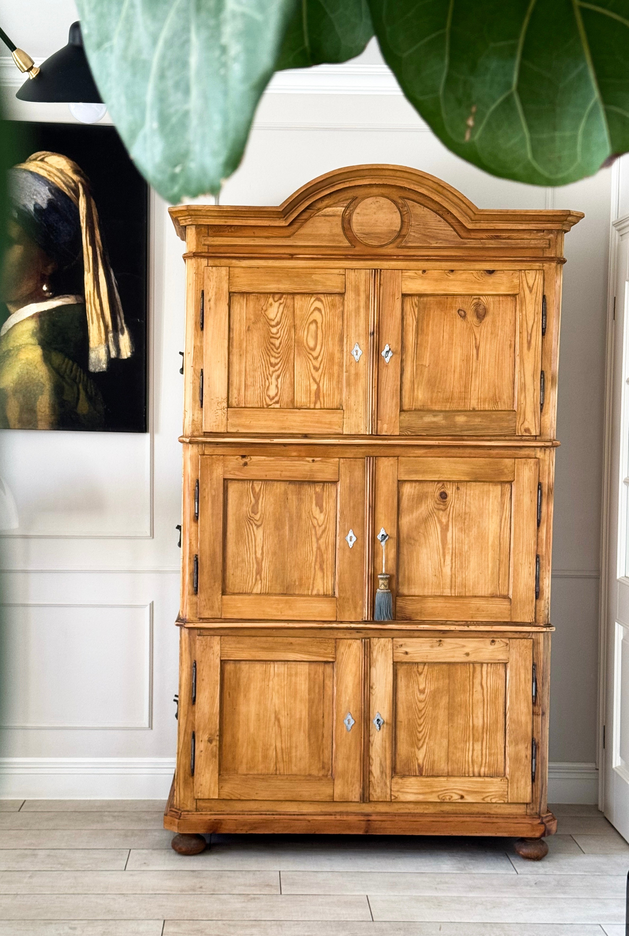 ANTIKER BRANDSCHRANK AUS WEICHHOLZ UM 1820