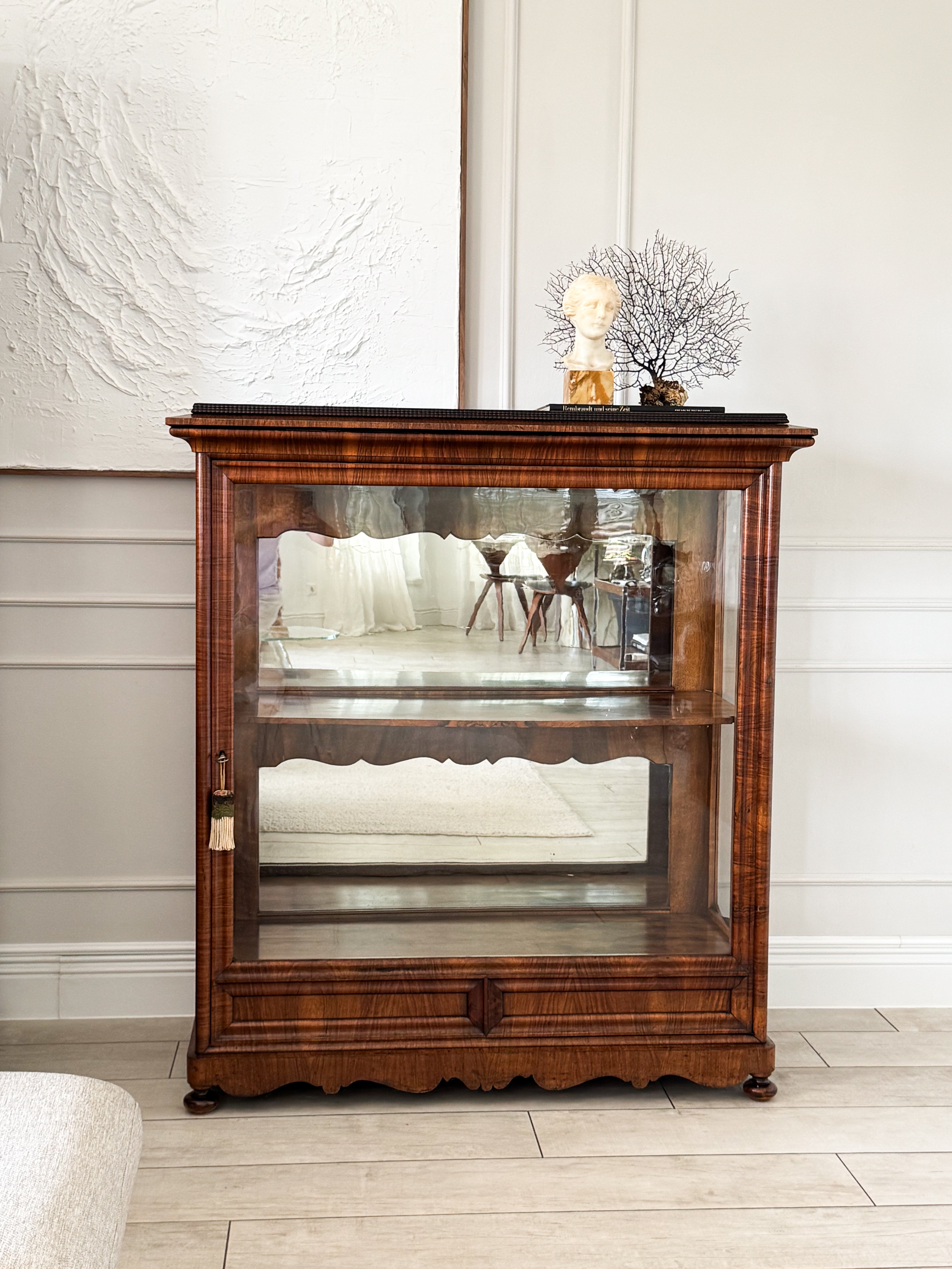 EDLER ANTIQUE BIEDERMEIER DISPLAY CABINET IN WALNUT 