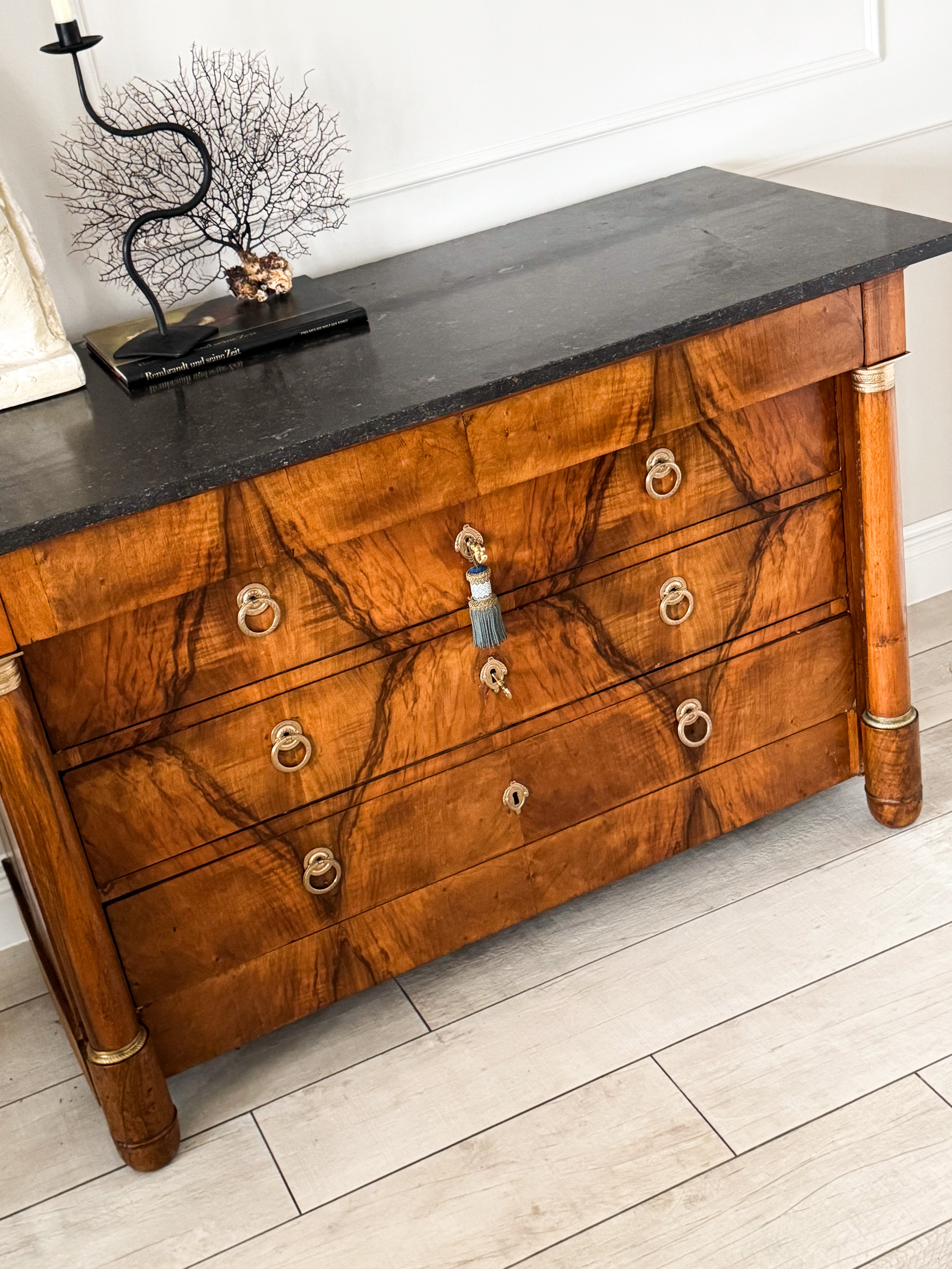 ANTIKE EMPIRE KOMMODE MIT MARMORPLATTE NUSSBAUM