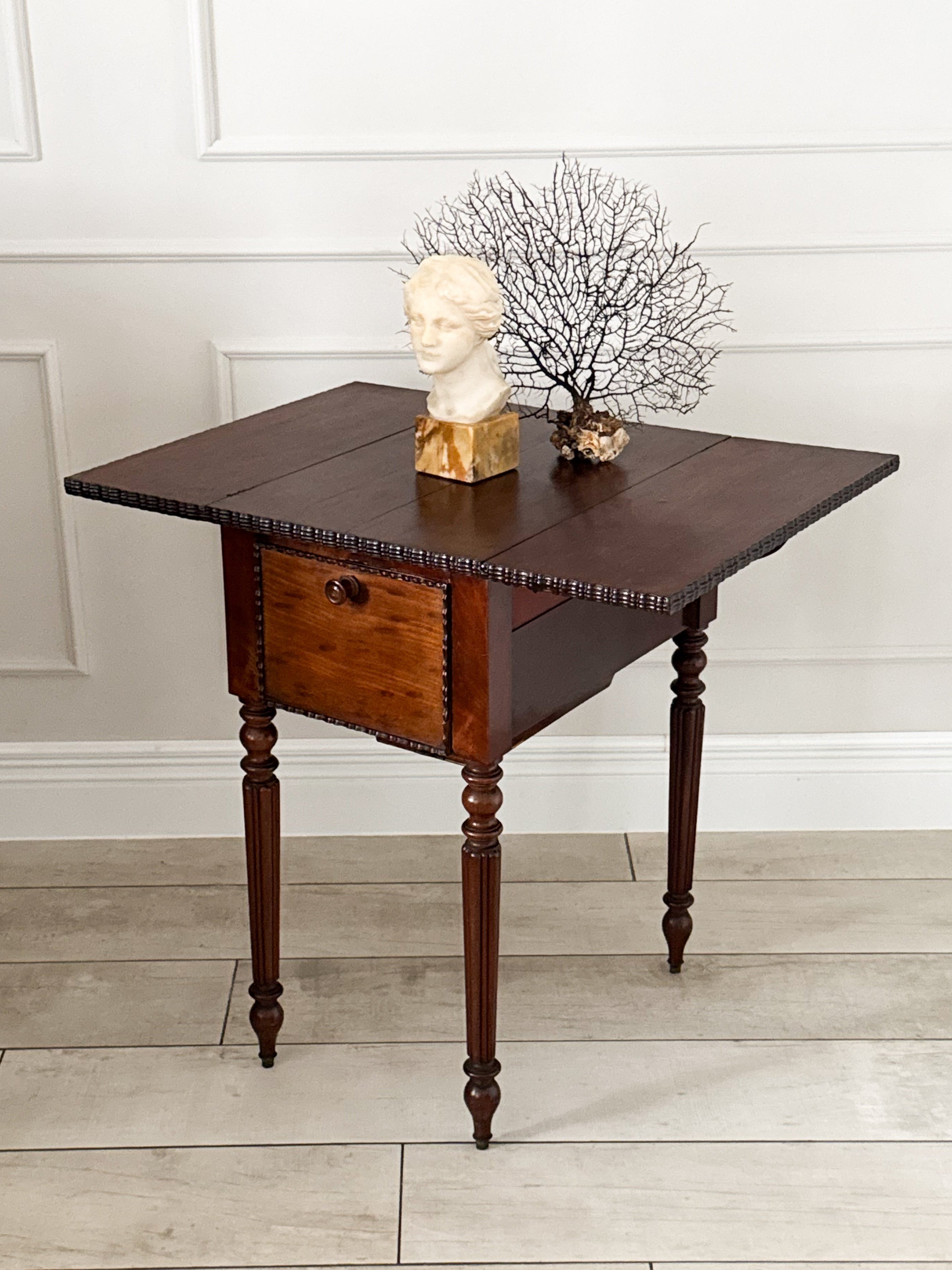 ANTIKER PEMBROKE TABLE MADE OF WALNUT