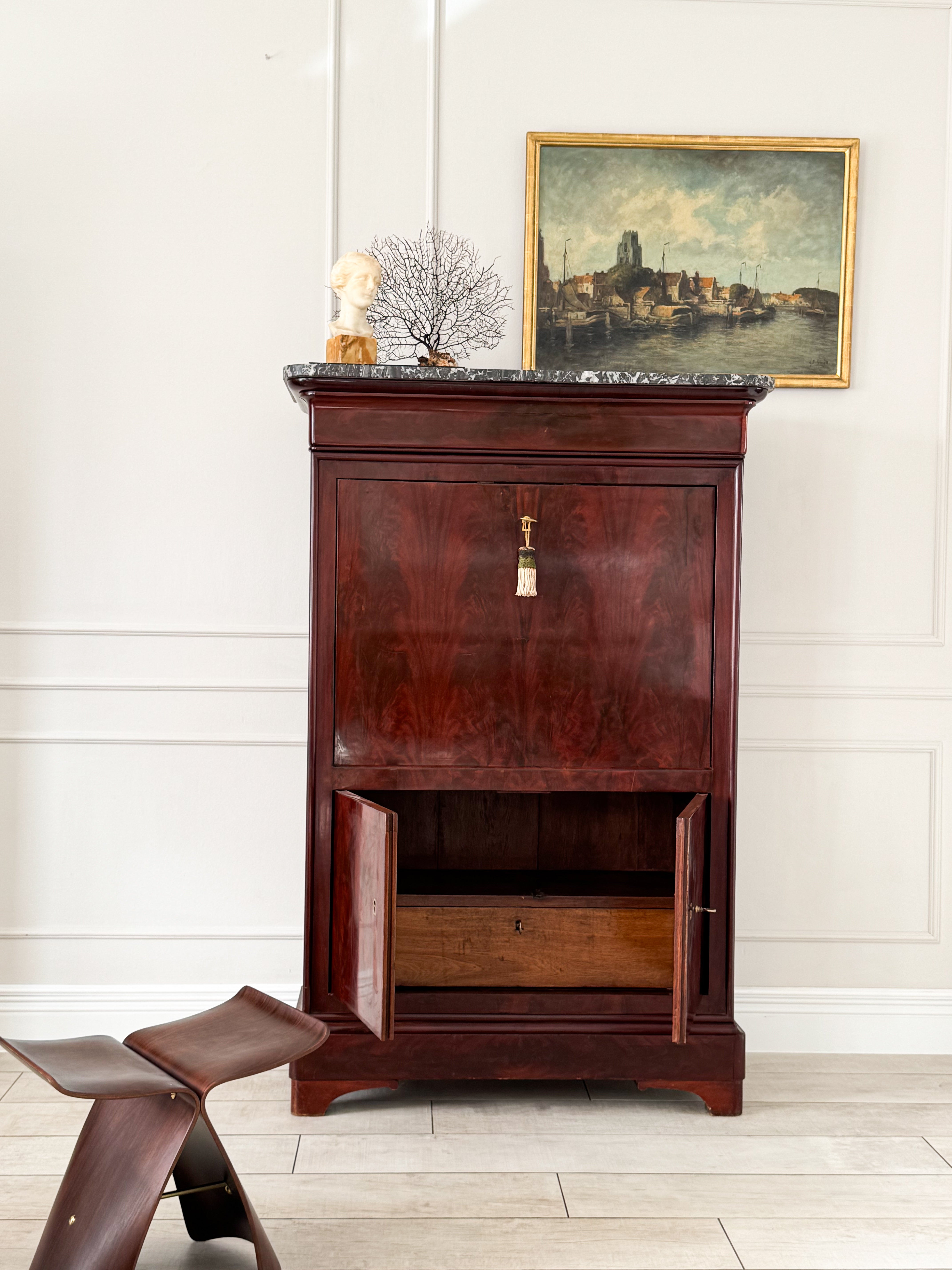 ANTIKER BIEDERMEIER SEKRETÄR AUS MAHAGONIHOLZ MIT MARMORPLATTE