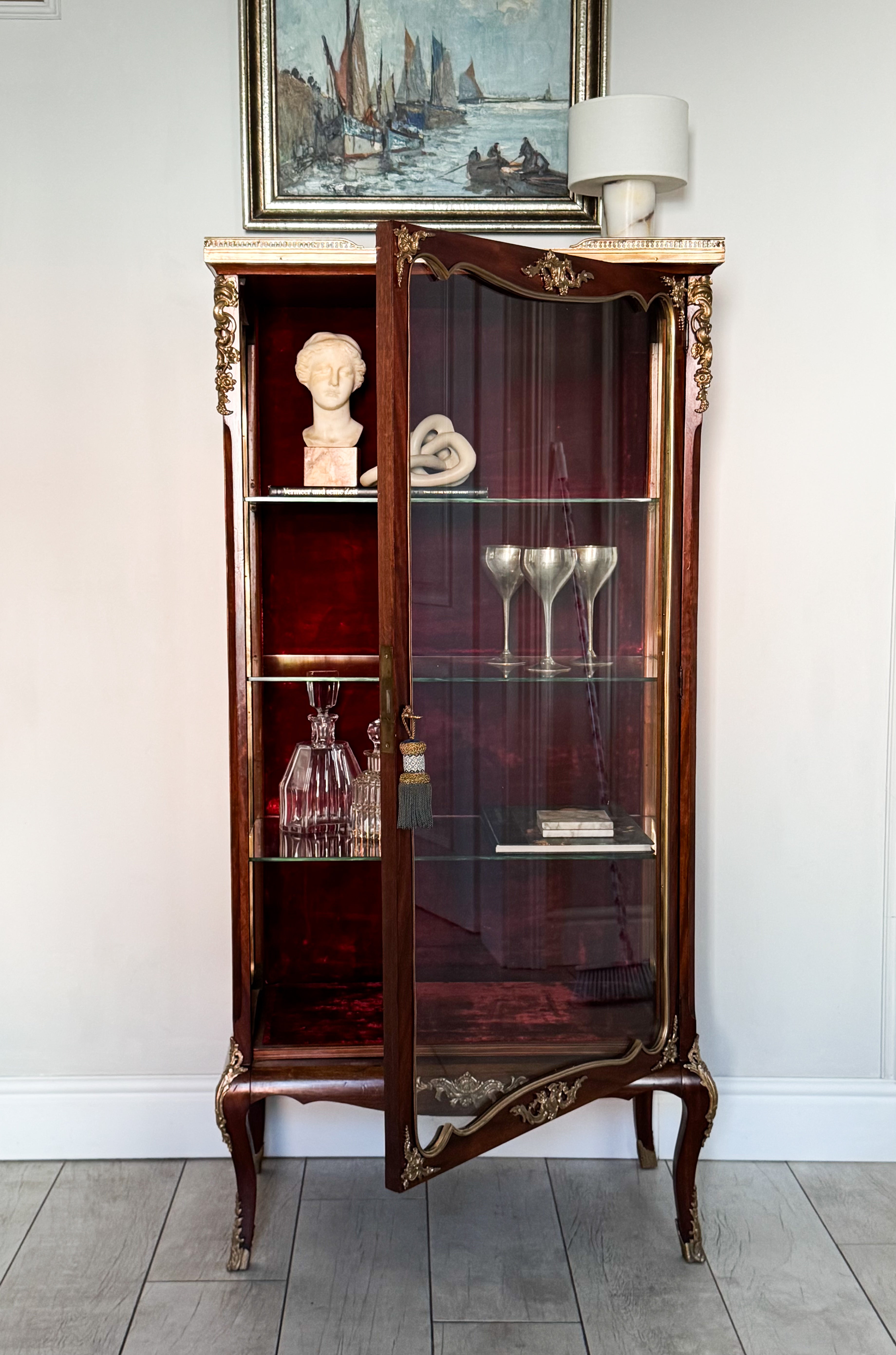 ANTIKER FRANZÖSISCHER VITRINENSCHRANK MIT MARMORPLATTE