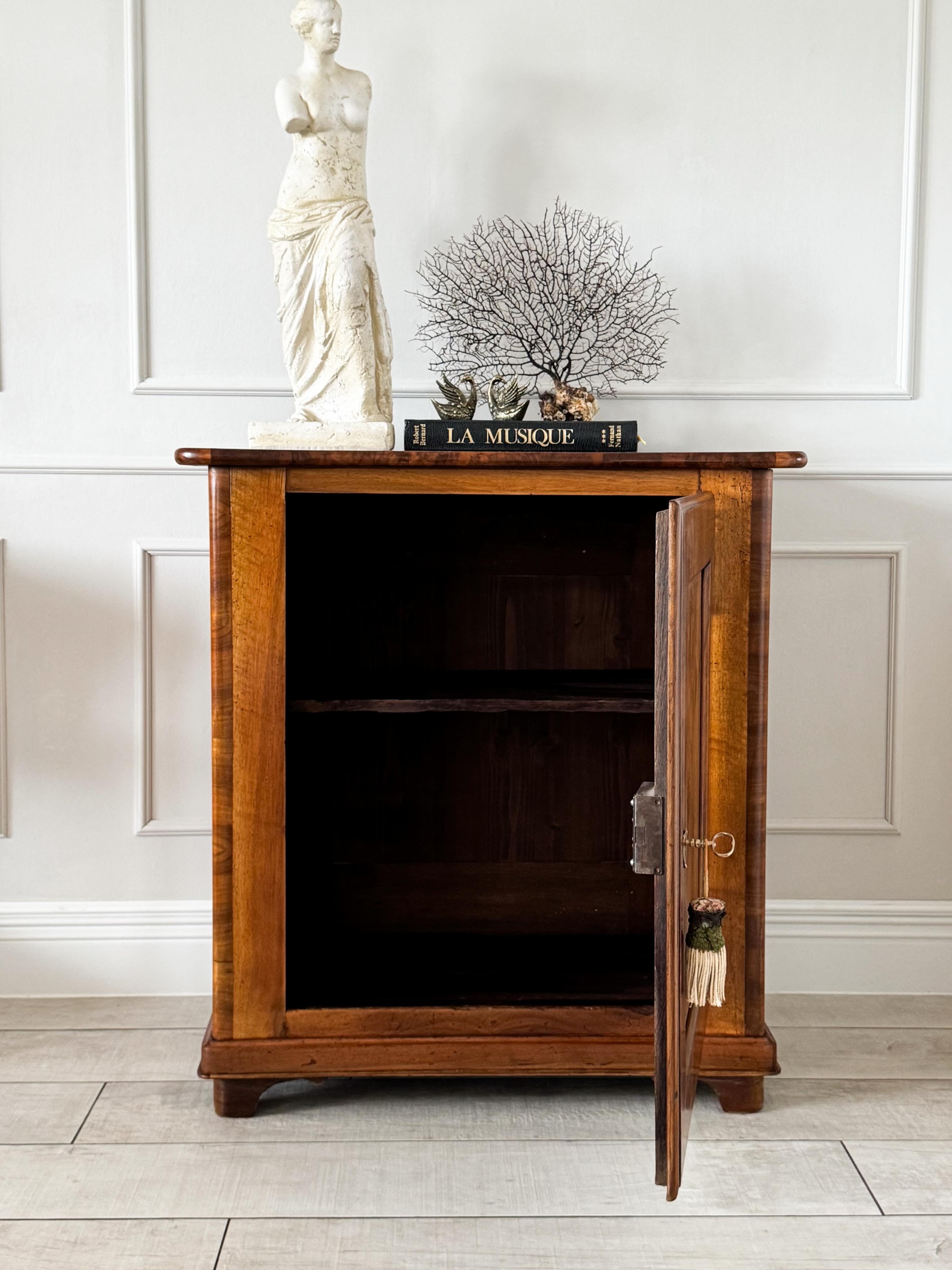 ANTIKER BIEDERMEIER HALBSCHRANK NUSSBAUM VOLLHOLZ