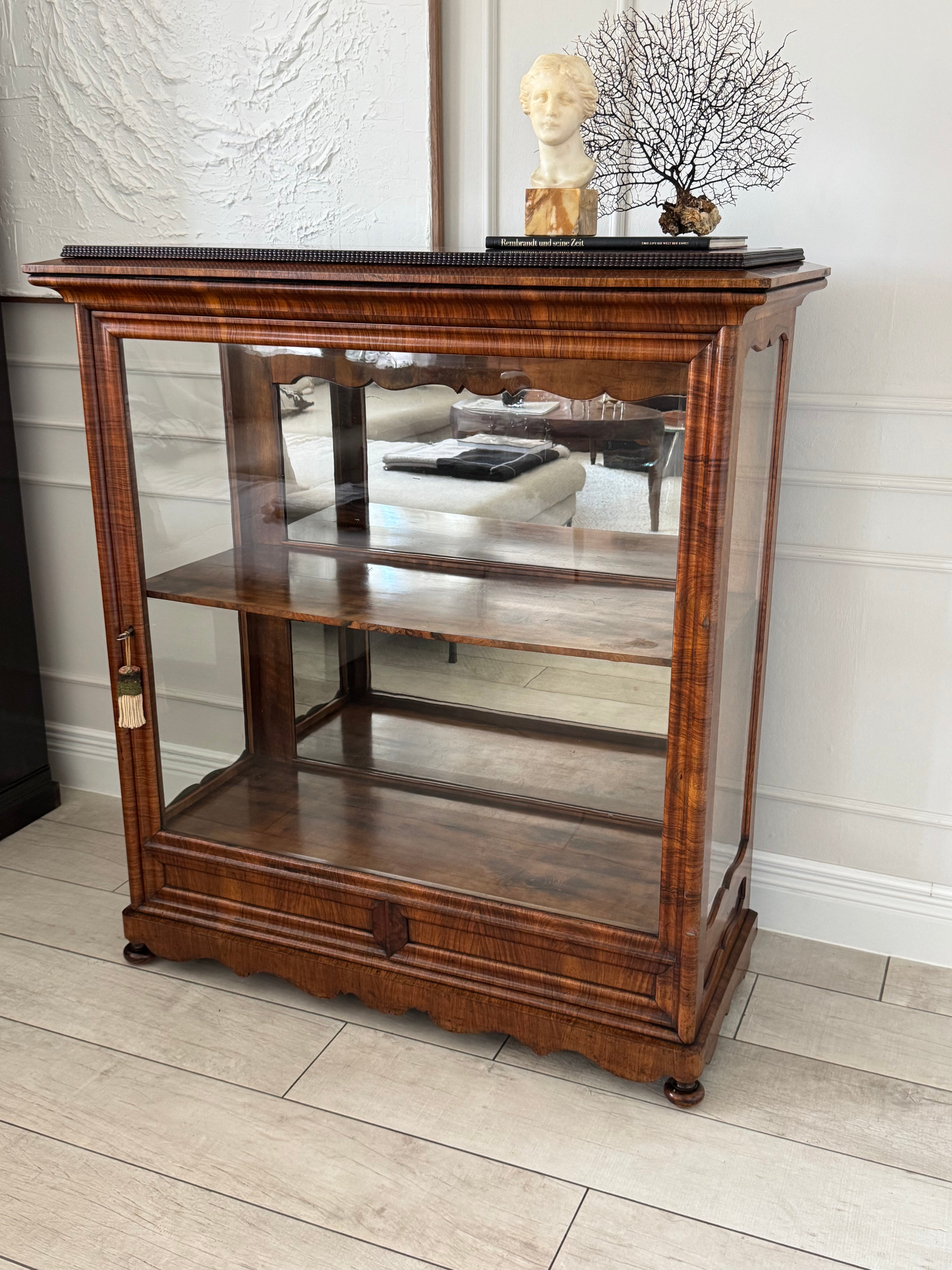 EDLER ANTIQUE BIEDERMEIER DISPLAY CABINET IN WALNUT 
