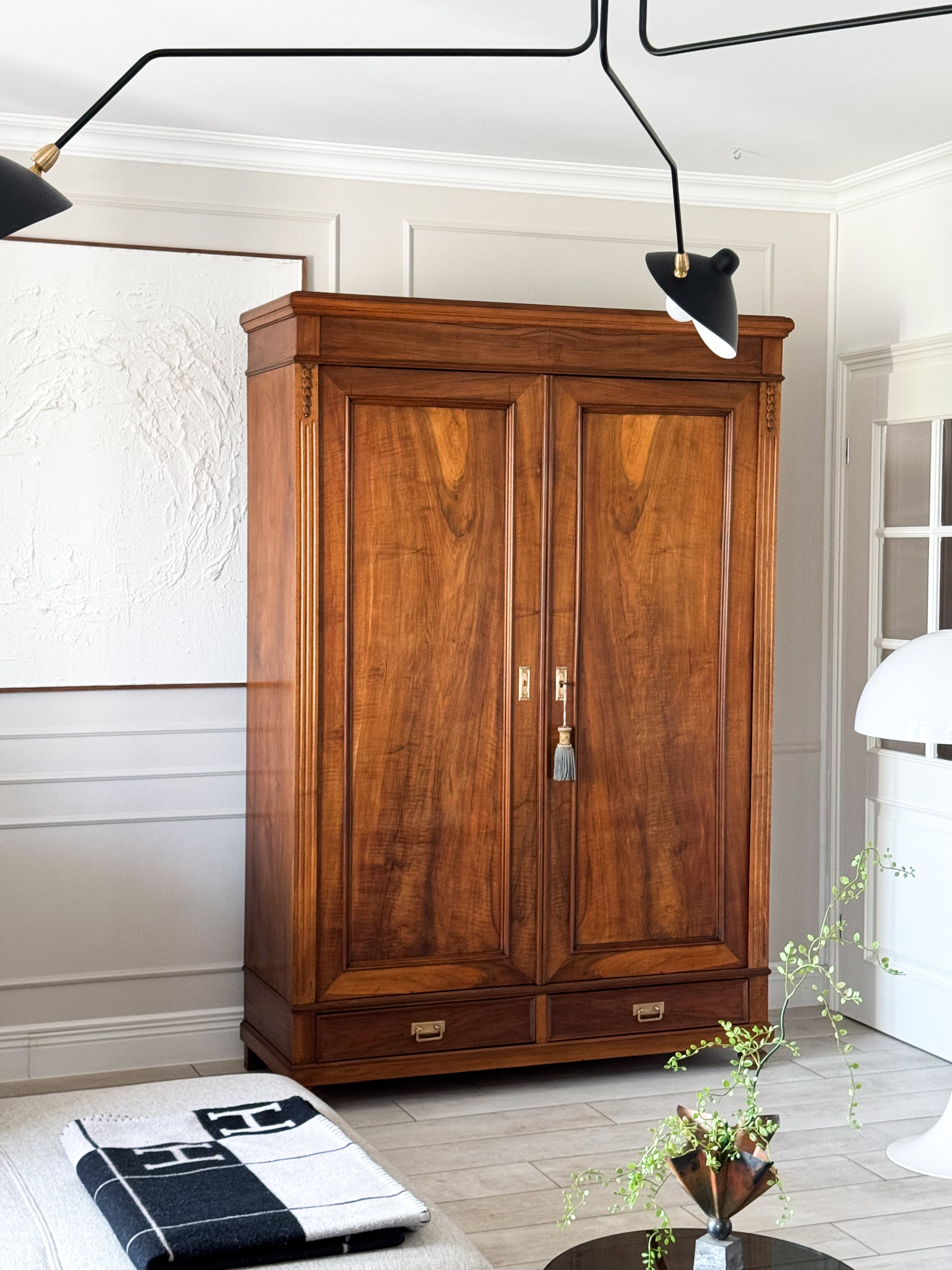 ANTIKER FRANZÖSISCHER SCHRANK AUS NUSSBAUM