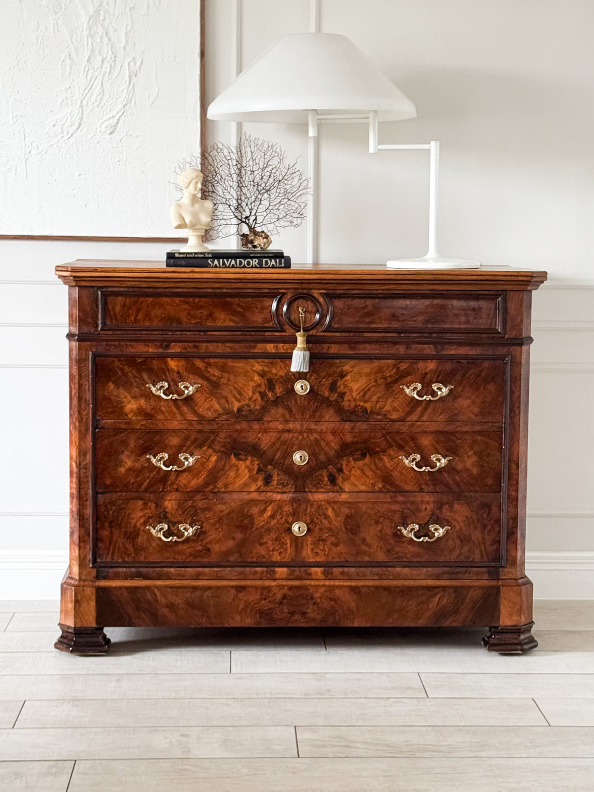ELEGANT ANTIQUE FRENCH WALNUT COMMODE