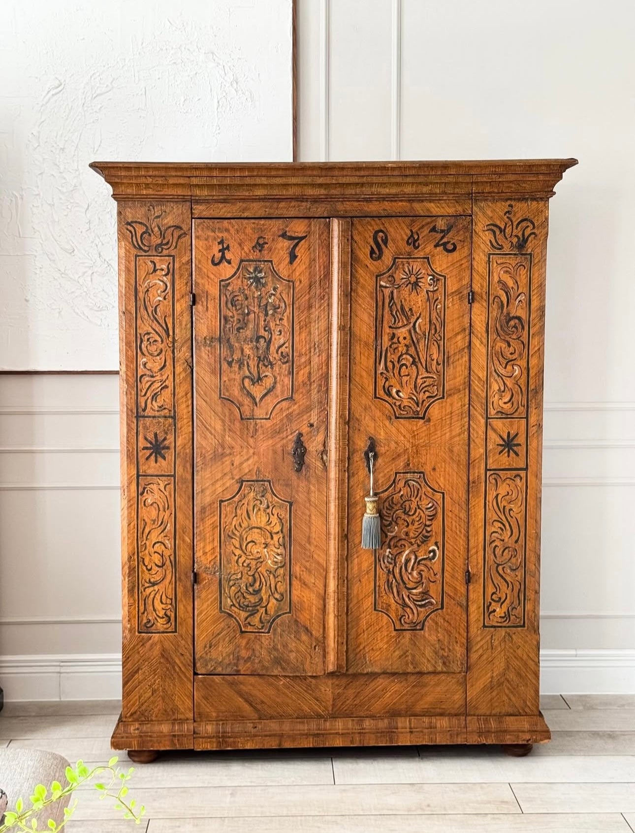 ANTIKER BAUERNSCHRANK AUS DER BAROCKZEIT HANDBEMALT 1782