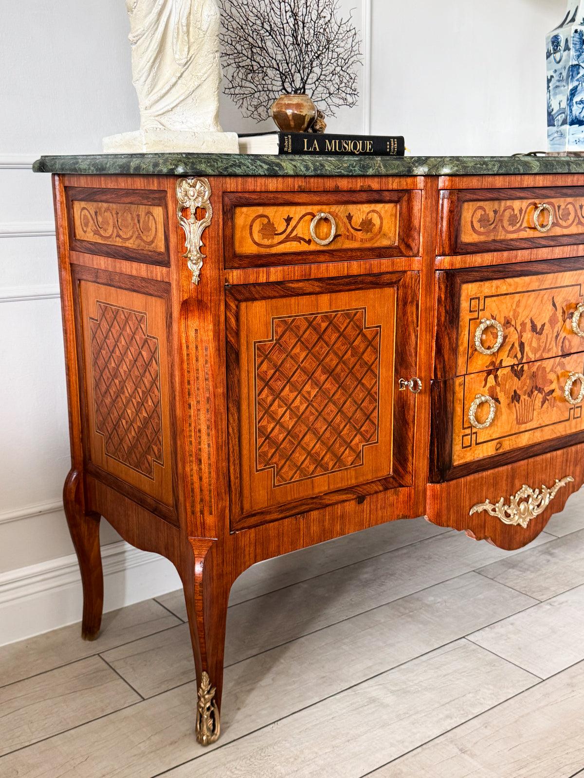 ANTIKES FRANZÖSISCHES SIDEBOARD MIT MARKETERIE UND MARMORPLATTE