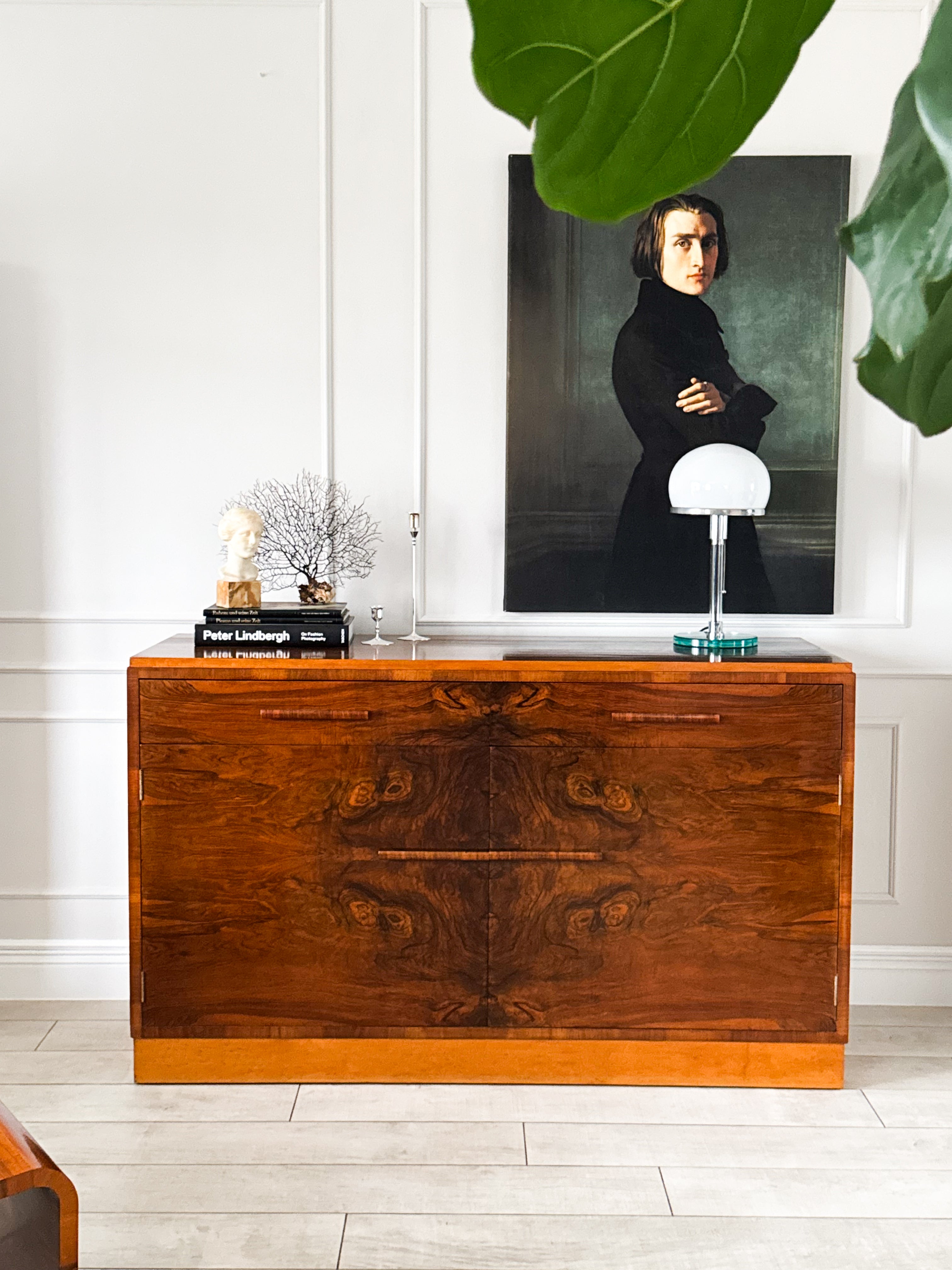 ART DECO SIDEBOARD AUS NUSSBAUM ZEITLOS UND ELEGANT