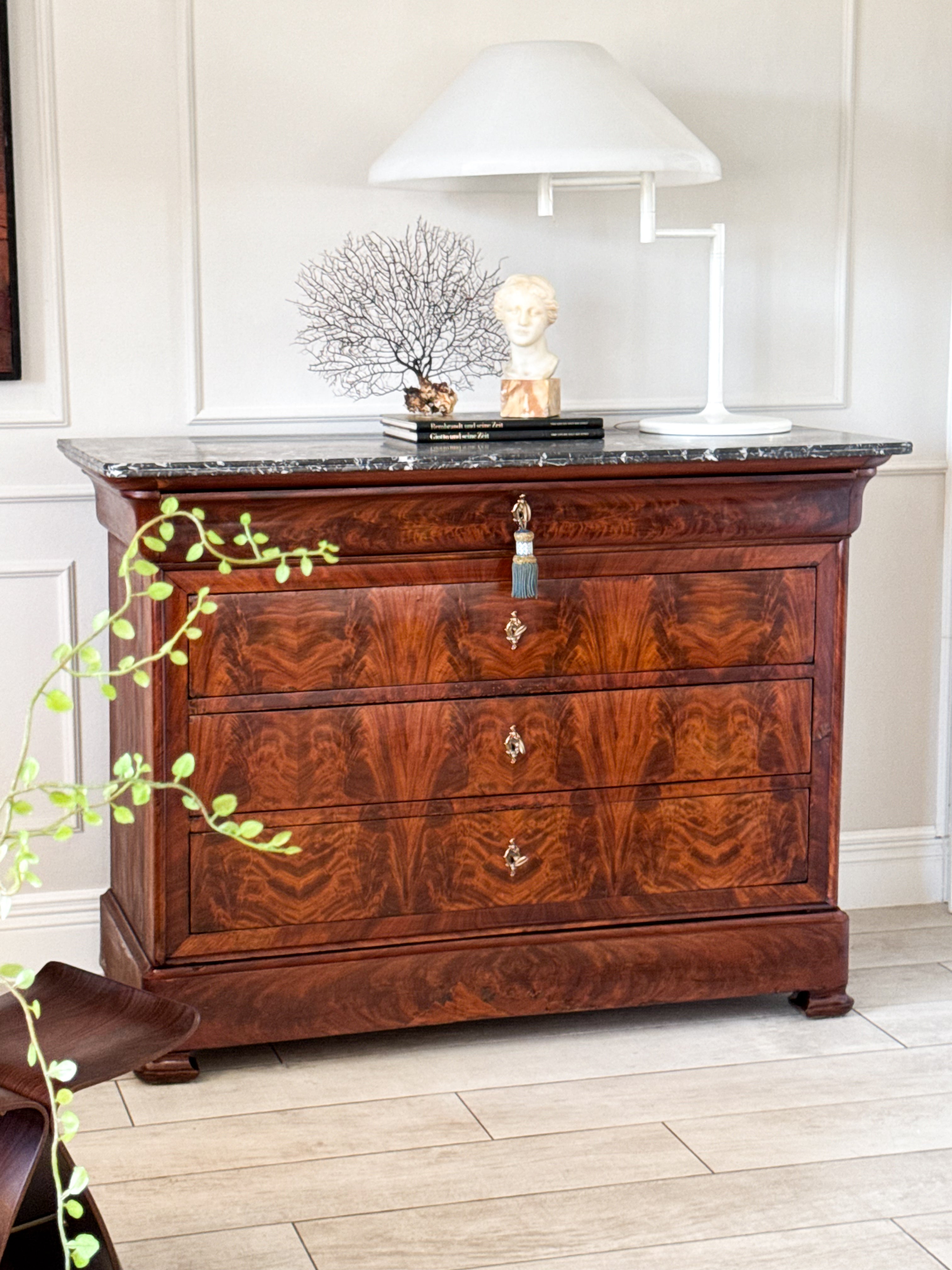 ANTIKE BIEDERMEIER KOMMODE MIT MARMORPLATTE