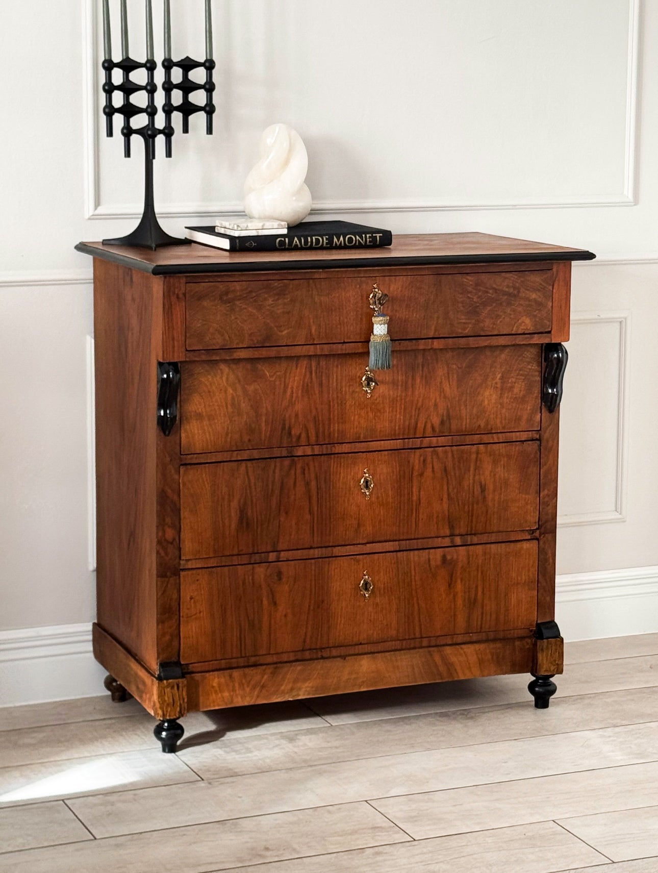 HÜBSCHE ANTIKE KOMMODE AUS NUSSBAUM