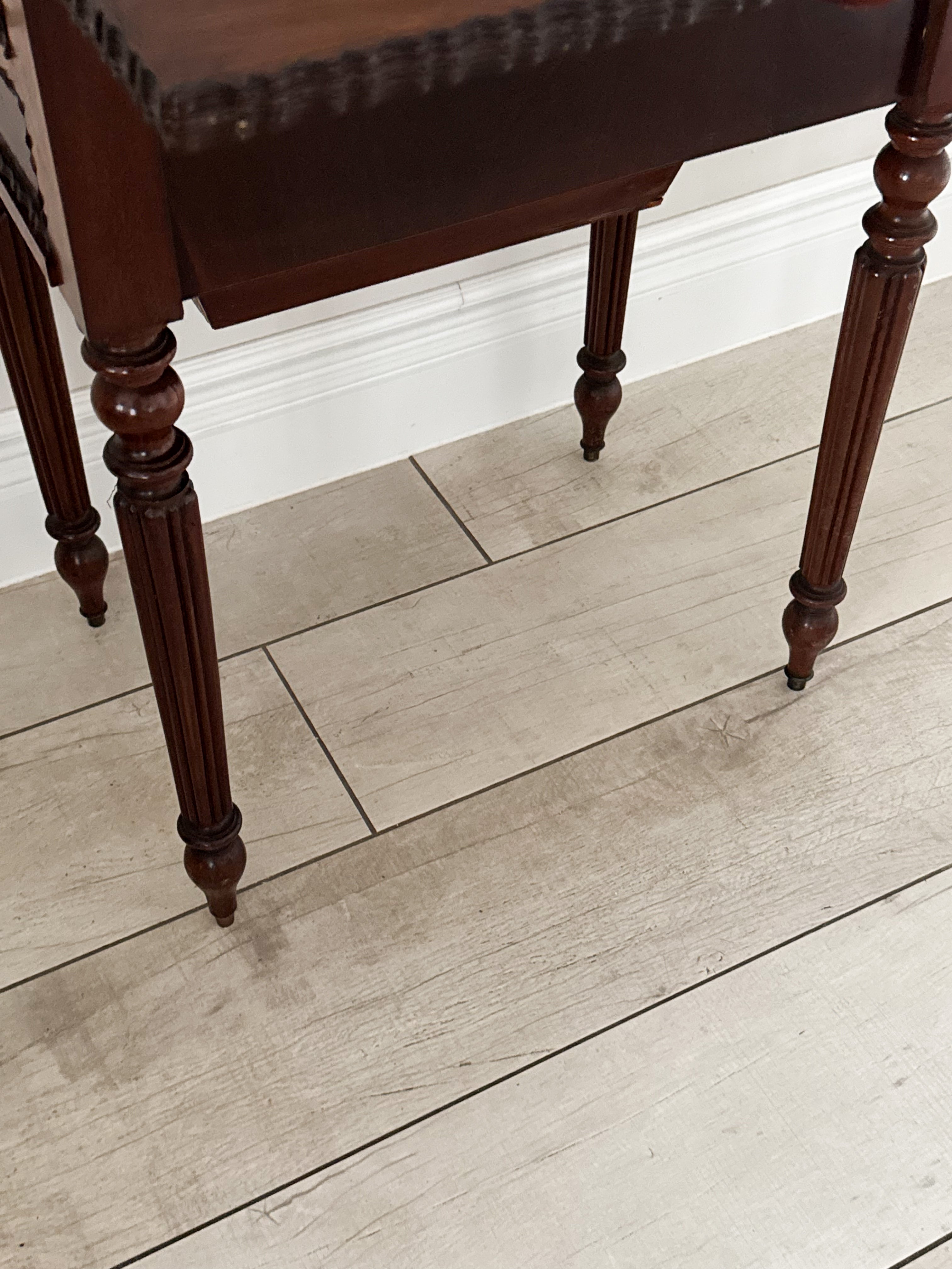ANTIKER PEMBROKE TABLE MADE OF WALNUT