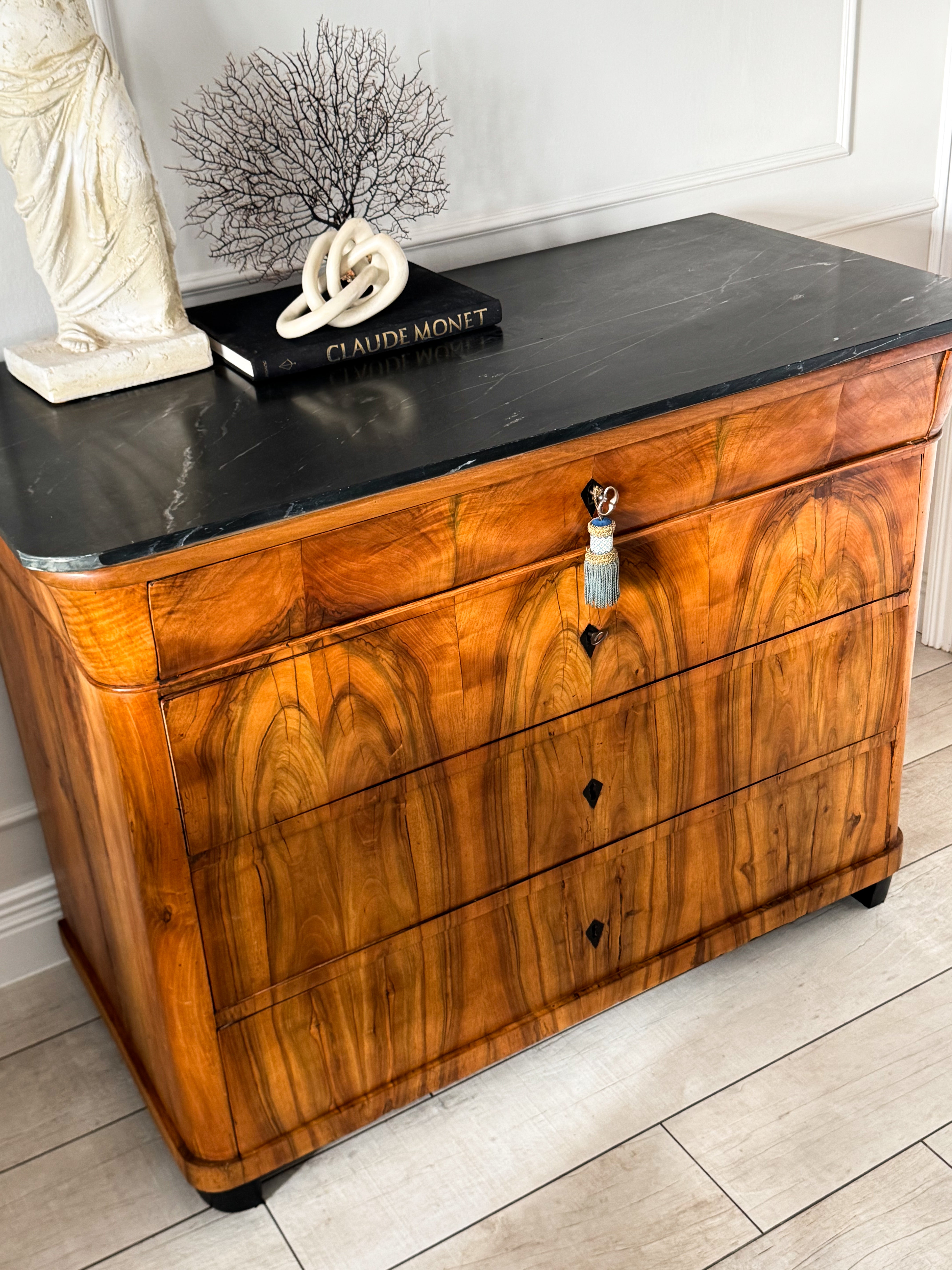 FEINE ANTIKE BIEDERMEIER KOMMODE MIT MARMORPLATTE NUSSBAUM